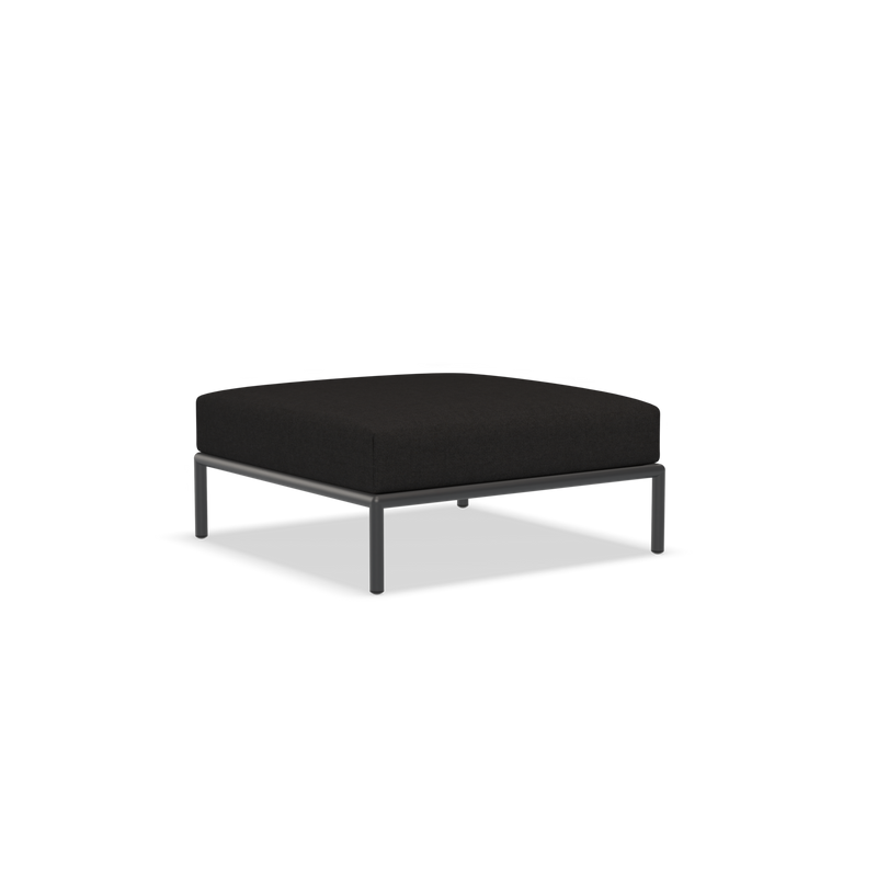 The Houe Level Ottoman boasts a modern design with powder-coated aluminum legs in black, ensuring durability and a sleek, low-profile appearance.