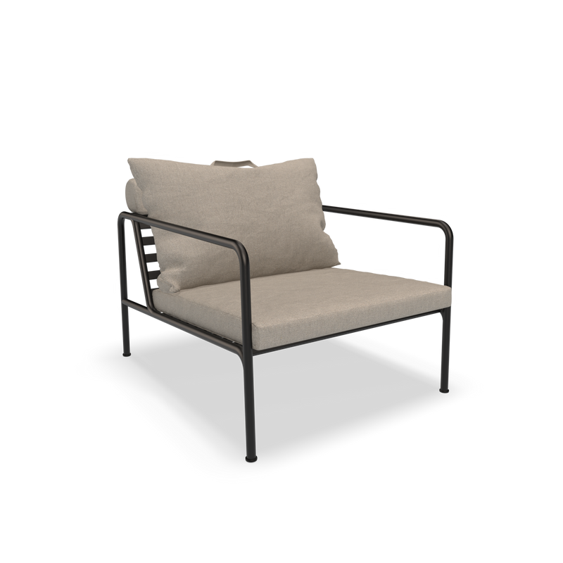 From Houes AVON collection, the Avon Lounge Chair features a sleek black metal frame and beige cushions. Its minimalist design includes thin, straight armrests and a relaxed backrest, perfect for indoor or outdoor seating.