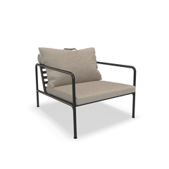 From Houes AVON collection, the Avon Lounge Chair features a sleek black metal frame and beige cushions. Its minimalist design includes thin, straight armrests and a relaxed backrest, perfect for indoor or outdoor seating.