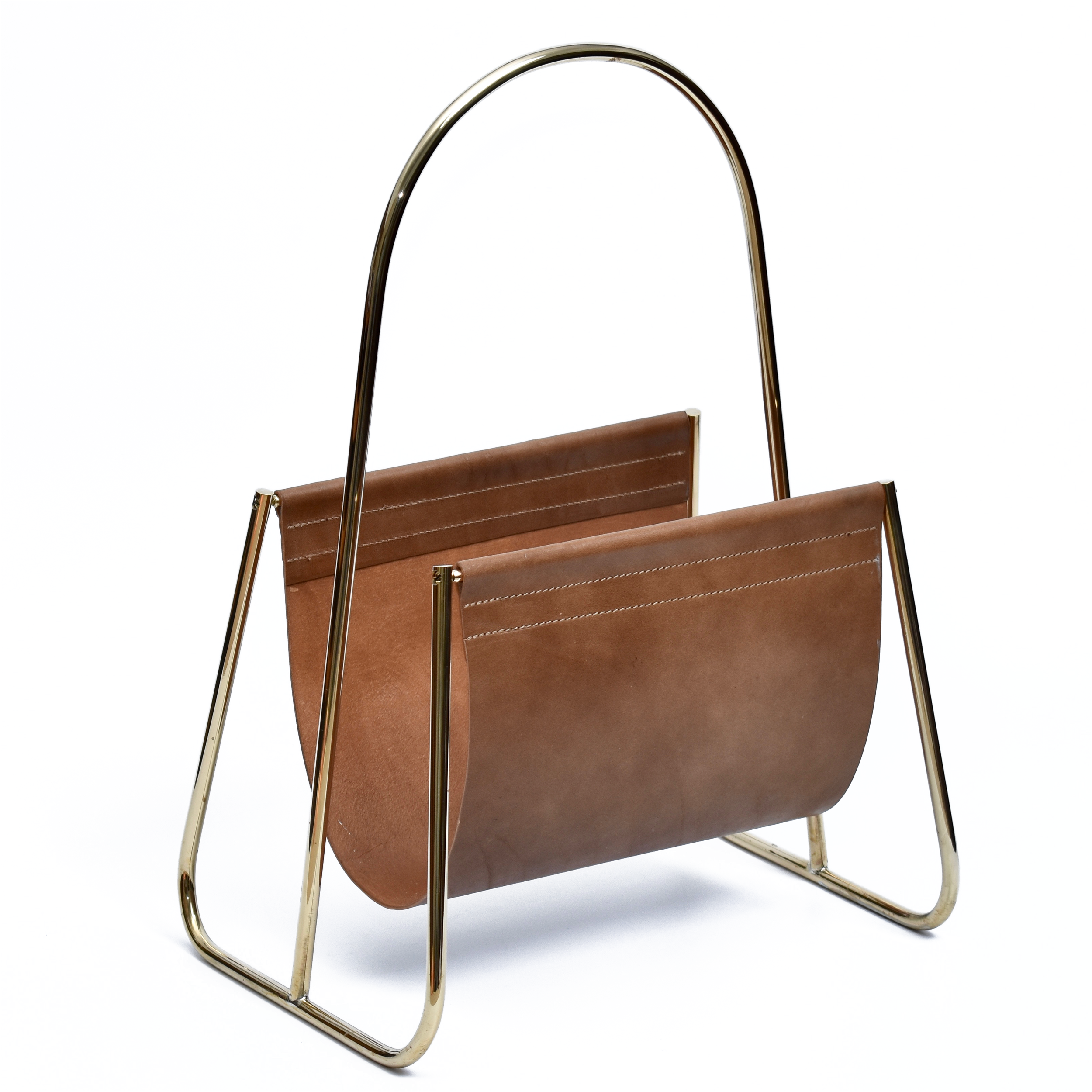 The Magazine Rack #4019 by Werkstätte Carl Auböck features a gold metal frame and brown leather sling, embodying a minimalist, modern aesthetic inspired by Carl Auböcks designs.