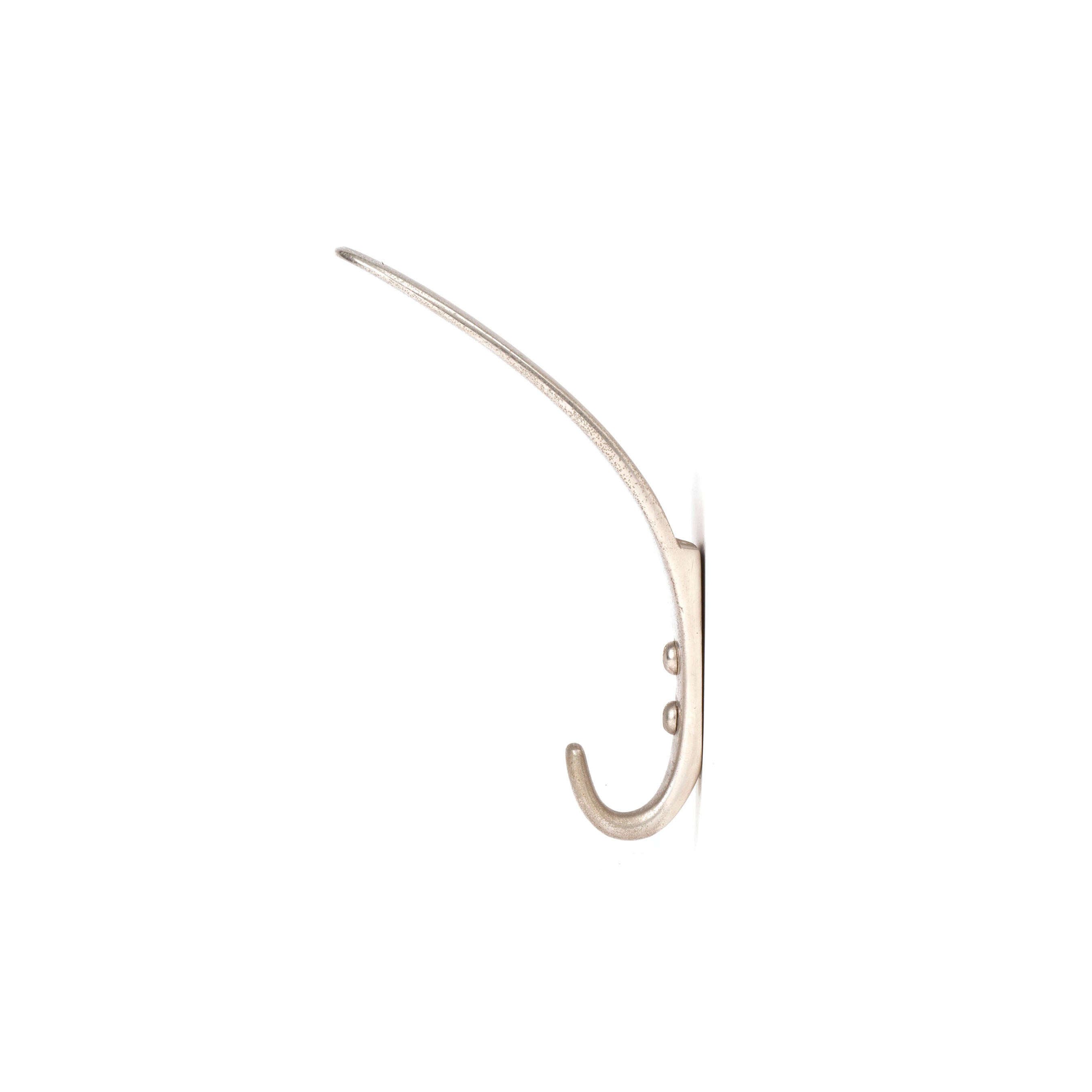 The Hook #4327 by Werkstätte Carl Auböck, mounted on a white wall, exudes the elegance of a Viennese townhouse. Its minimalist metal design offers a modern aesthetic and is perfect for hanging coats or hats.