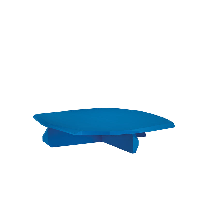 The Fels Coffee Table by Objekte unserer Tage is a contemporary, geometric piece with a faceted design. Finished in vibrant blue, its flat top and angular base of sharp edges exhibit sculptural beauty and modern artistry.