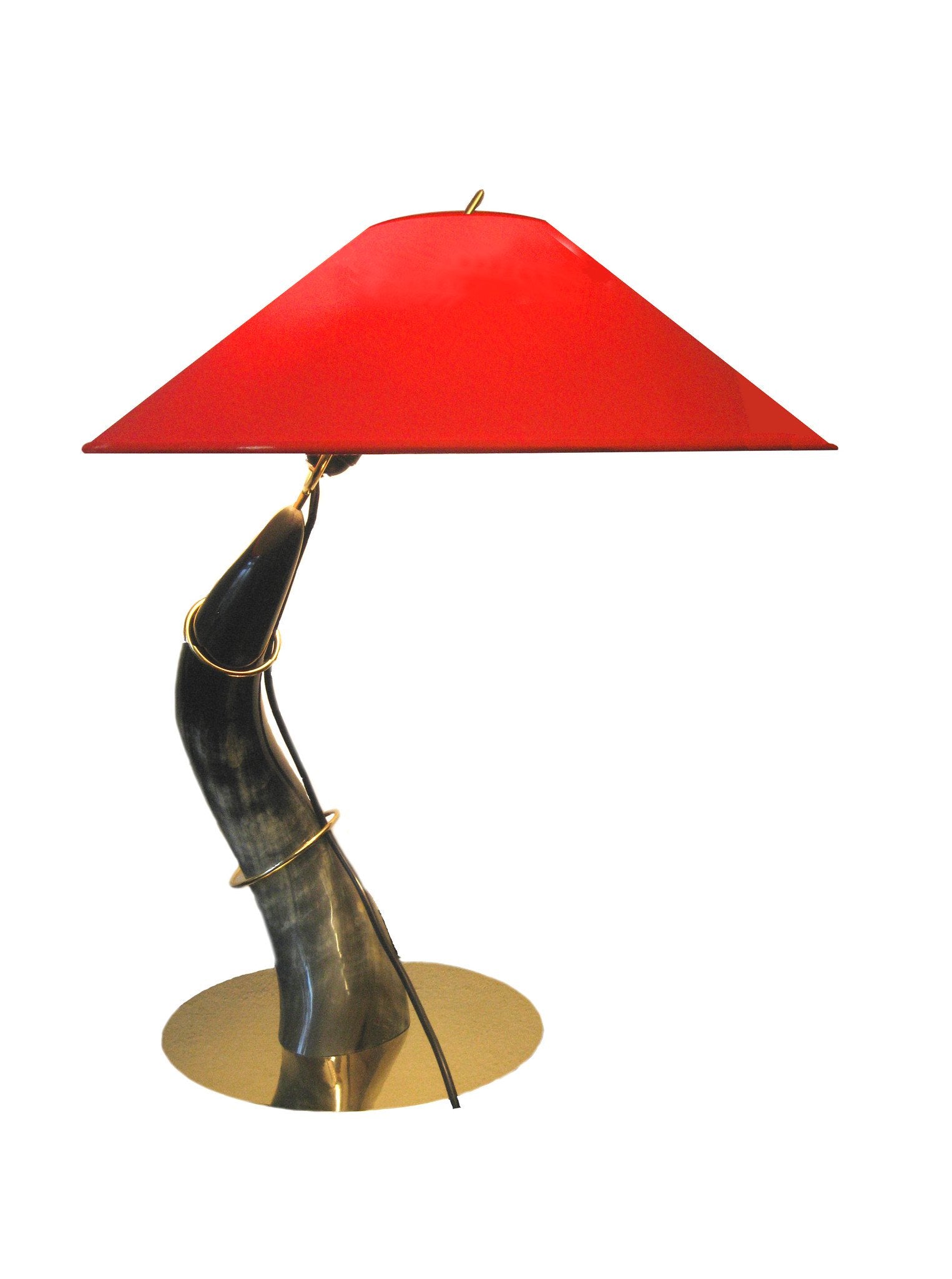 The Table lamp Horn #7255 by Werkstätte Carl Auböck features a sleek, metallic black base and circular golden stand with a large red triangular lampshade, echoing the elegance celebrated at the Triennale di Milano 1954.