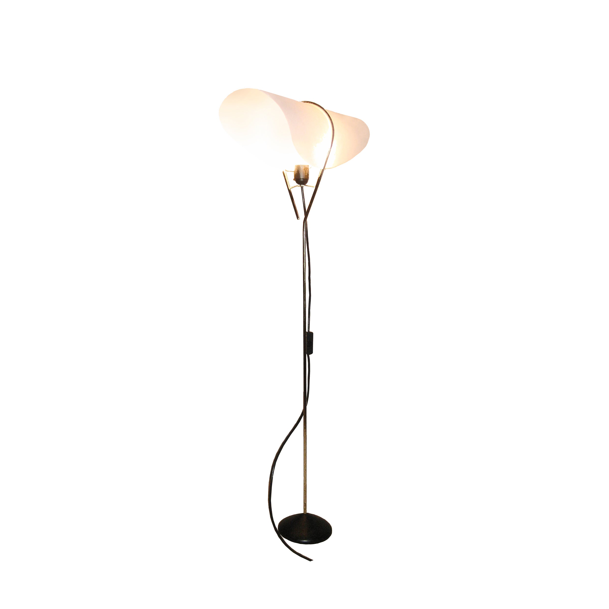 The Floorlamp Nun #4264 by Werkstätte Carl Auböck features a slender metal stand and a translucent white shade shaped like a curving shell. Its round black base provides stability and echoes the elegance of a Viennese townhouse while offering gentle, warm light.