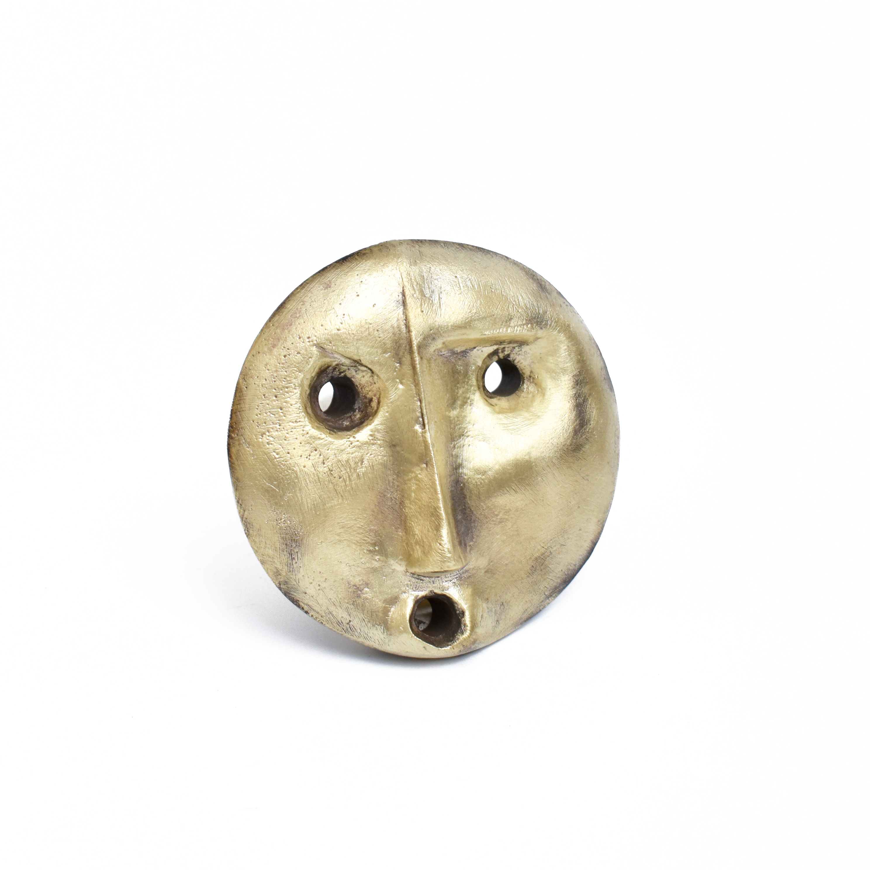 The Bottle Stopper Sambucus #4684 by Werkstätte Carl Auböck is a round brass piece with a stylized human face, featuring wide eyes, a long nose, and a small circular mouth, reminiscent of Carl Auböcks Viennese townhouse designs in the style of Wiener Bronzen.