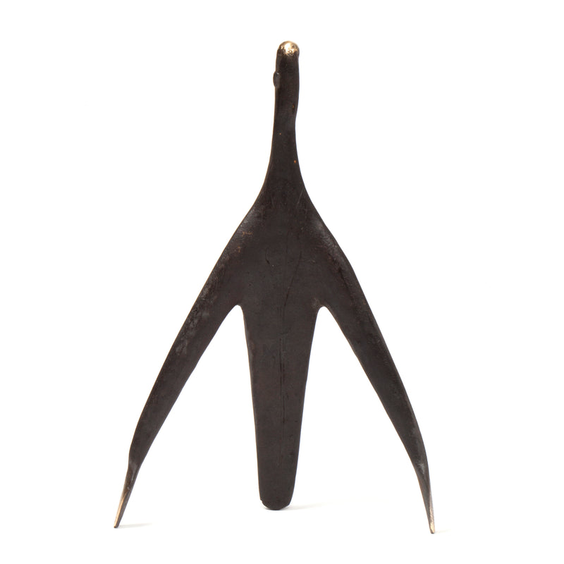 The Sculpture Architect #4061, a three-pronged dark metal object with sharp ends from Werkstätte Carl Auböck, stands upright against a plain white background.