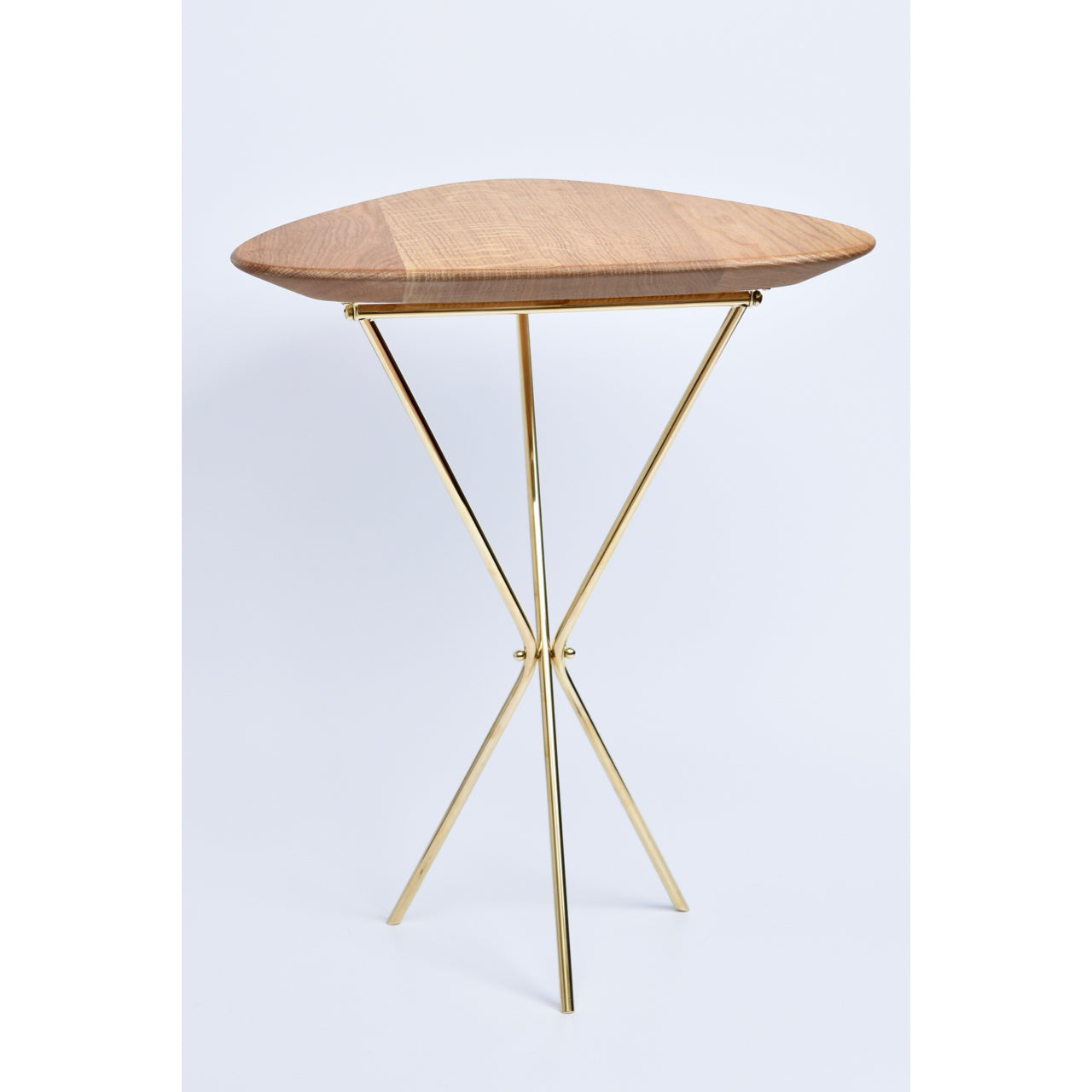 Sidetable #3642 by Werkstätte Carl Auböck features a triangular wooden top and sleek gold-colored metal tripod legs, embodying minimalist style akin to the Triennale di Milano. This piece exudes contemporary elegance against a plain white backdrop.
