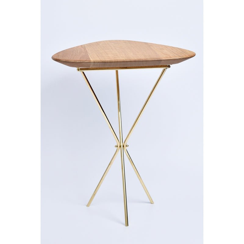 Sidetable #3642 by Werkstätte Carl Auböck features a triangular wooden top and sleek gold-colored metal tripod legs, embodying minimalist style akin to the Triennale di Milano. This piece exudes contemporary elegance against a plain white backdrop.