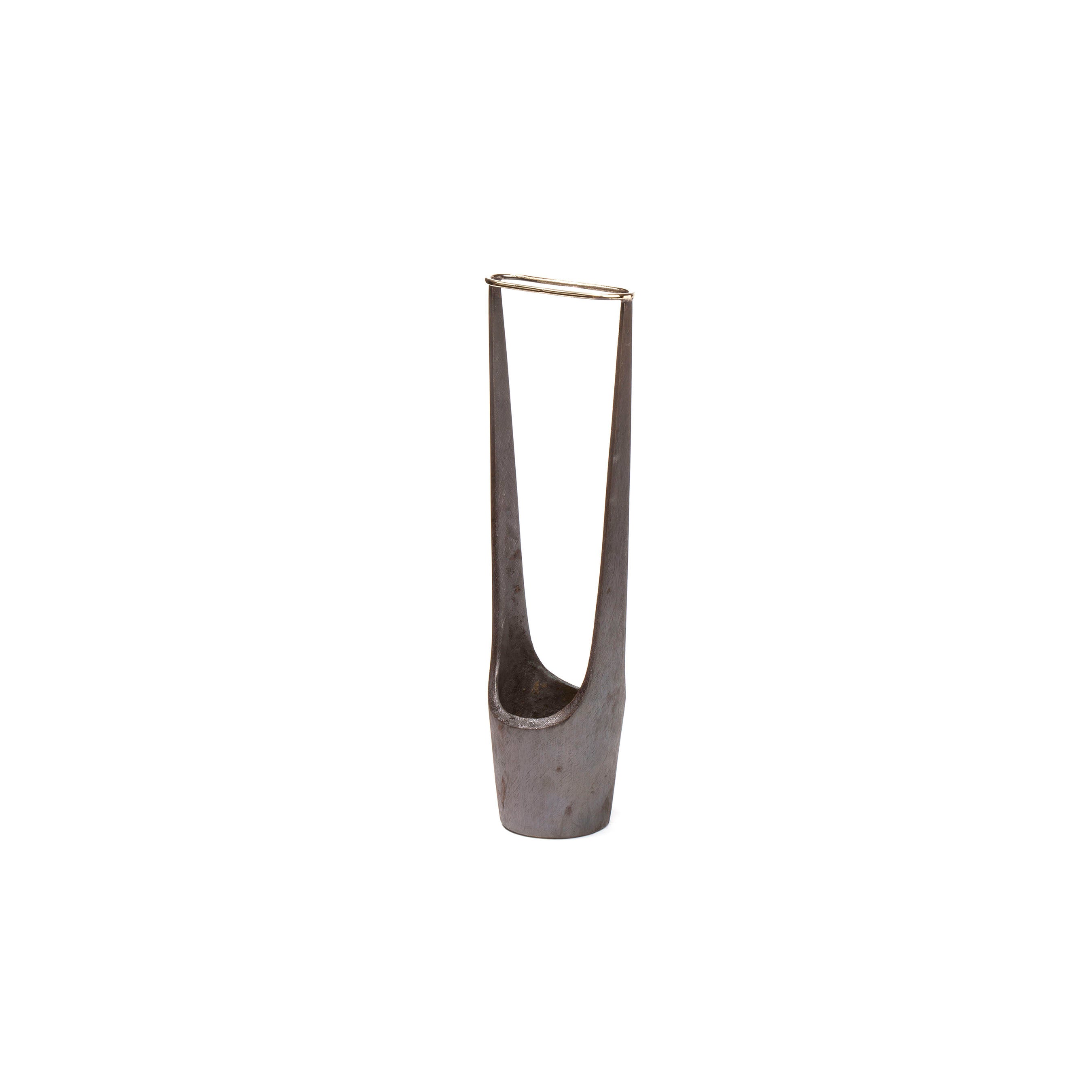Vase #7228 by Werkstätte Carl Auböck is a metal cigar holder with a sleek, minimalist design. It features two tall, narrow prongs in a V-shape and a stable base. The smooth metallic gray finish evokes the elegance of a Viennese townhouse.