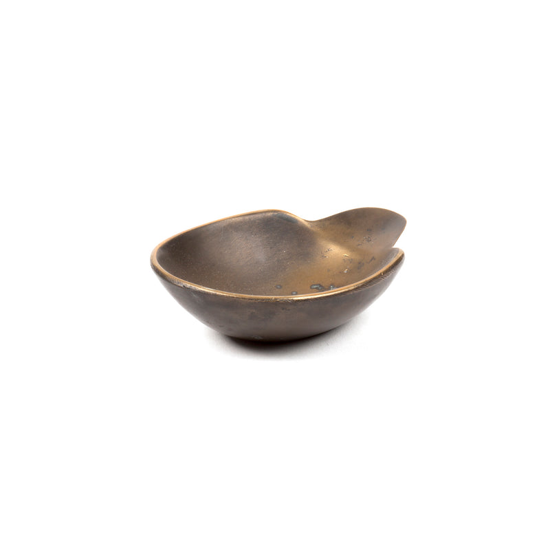 Dish #3599 by Werkstätte Carl Auböck, a bronze piece resembling Wiener Bronzen artistry, features a sleek finish and minimal design. Captured from the side on a white background, it reflects the classic elegance of a sophisticated Viennese townhouse.