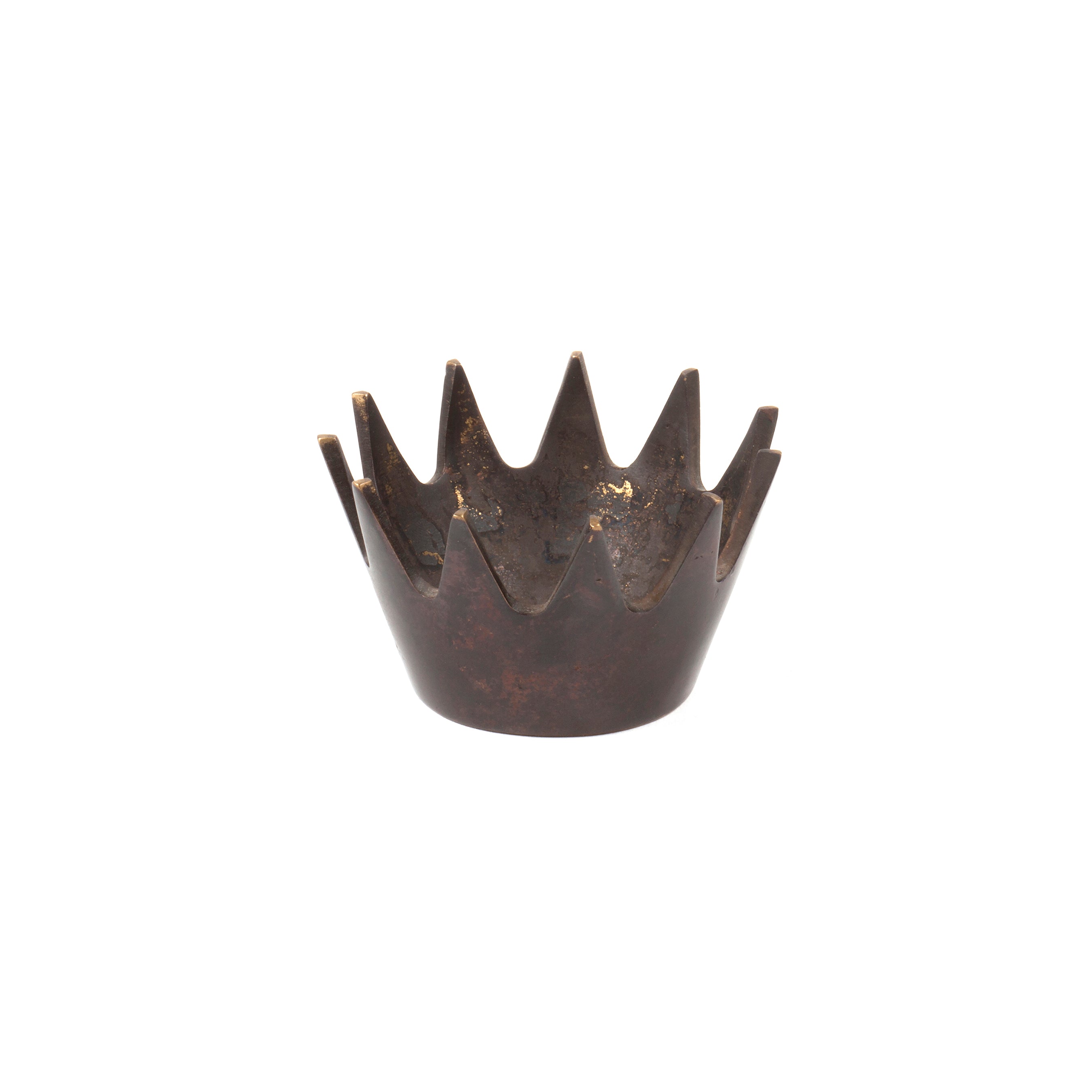 The Ashtray Crown #3600 by Werkstätte Carl Auböck is a bronze-colored, crown-shaped sculpture with jagged edges and a dark patina, standing elegantly against a plain white background, echoing the timeless craftsmanship of Wiener Bronzen in its intricate design.