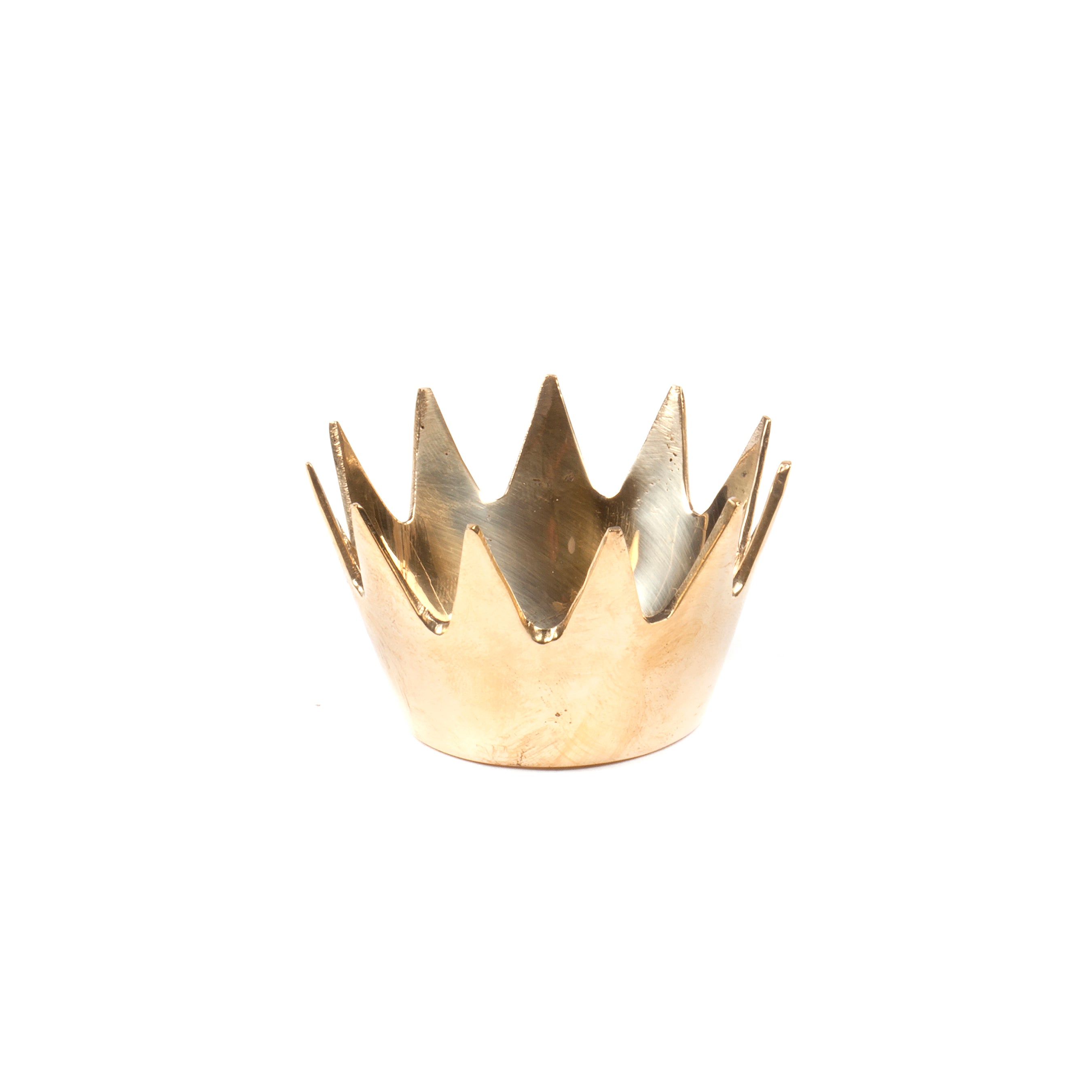 The Ashtray Crown #3600 by Werkstätte Carl Auböck is a small, shiny gold crown featuring a jagged zigzag design. Its smooth, reflective interior captures light brilliantly against its plain white backdrop, embodying the elegant simplicity of an Auböck design.