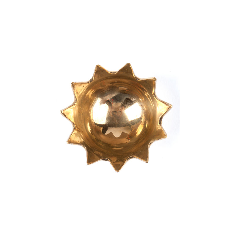 The Ashtray Crown #3600 by Werkstätte Carl Auböck is a gold star-shaped piece with reflective inner surfaces and radiating points, viewed from above on a white background. Its shiny surface creates captivating reflections.