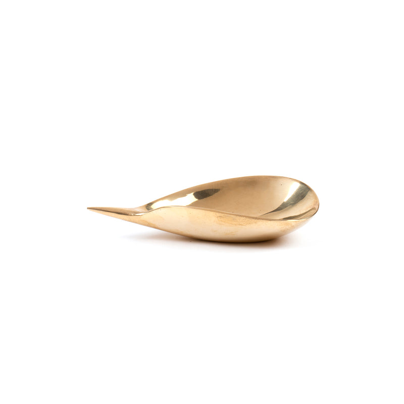 The Dish #4206A from Werkstätte Carl Auböck is a sleek brass spoon featuring a polished, shell-shaped design with a lustrous finish. Its gently curved handle enhances its minimalist elegance, reminiscent of Auböcks artistry, and its presented on a white background.