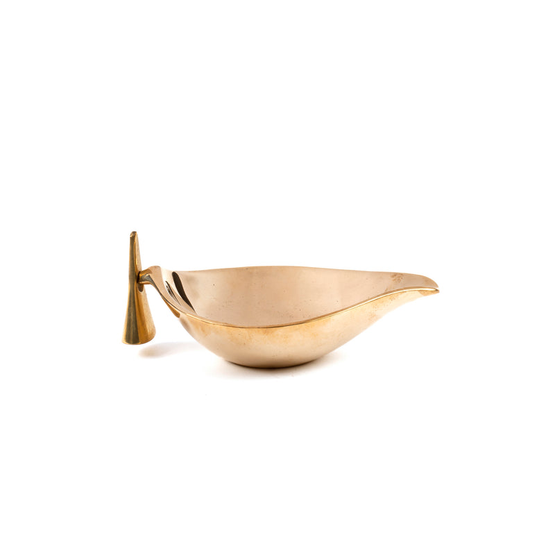 Dish #3514 by Werkstätte Carl Auböck is a bronze metal dish with an elongated teardrop shape and a unique, tapered handle. Its polished surface and elegant design on a plain white background echo the artistry of Wiener Bronzen and the elegance found at Triennale di Milano.
