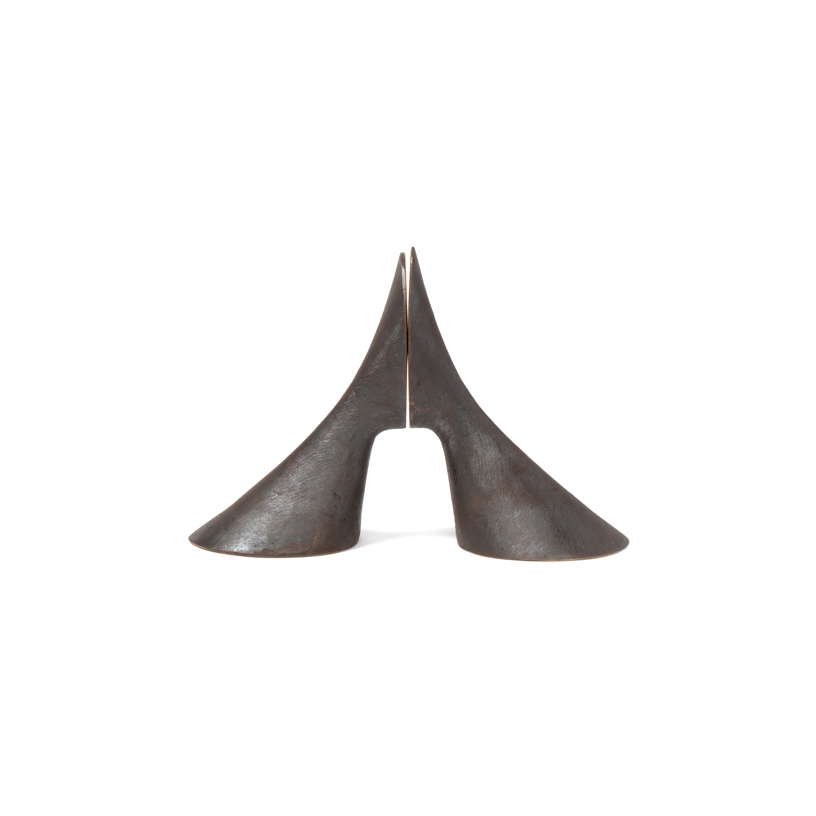The Pair of Bookends #3651 by Werkstätte Carl Auböck features two bronze, arching forms with smooth surfaces meeting at a pointed apex. The wide, slightly flared base rests on a plain white background, reminiscent of Auböcks style.