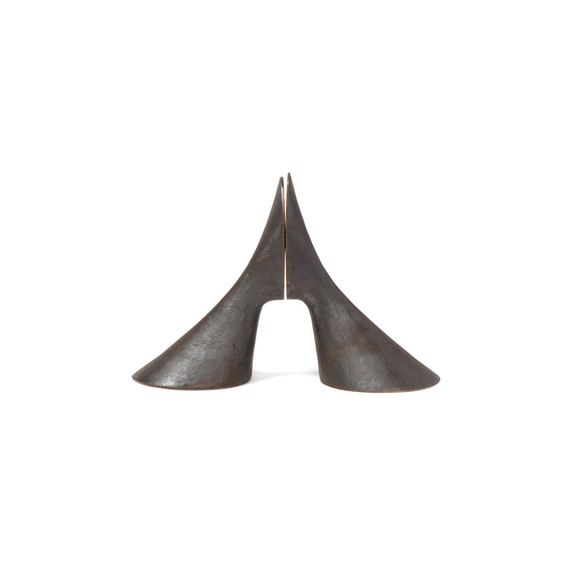 The Pair of Bookends #3651 by Werkstätte Carl Auböck features two bronze, arching forms with smooth surfaces meeting at a pointed apex. The wide, slightly flared base rests on a plain white background, reminiscent of Auböcks style.