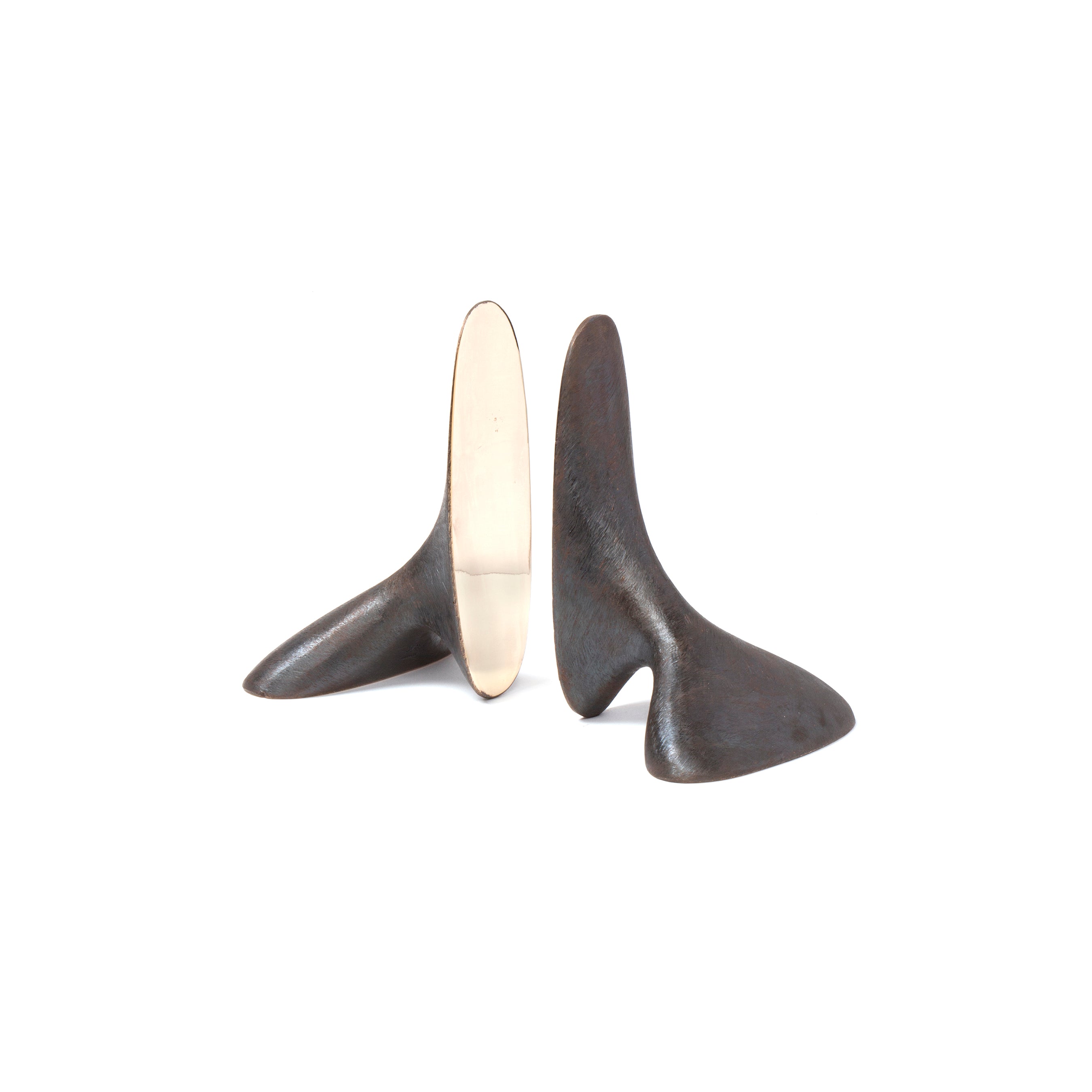 The Werkstätte Carl Auböck Pair of Bookends #3653 features two abstract, asymmetrical sculptures with smooth curves: one dark metallic and the other with a reflective golden finish like Wiener Bronzen. Both stand upright on white, evoking organic forms and the inventive spirit of Carl Auböck.