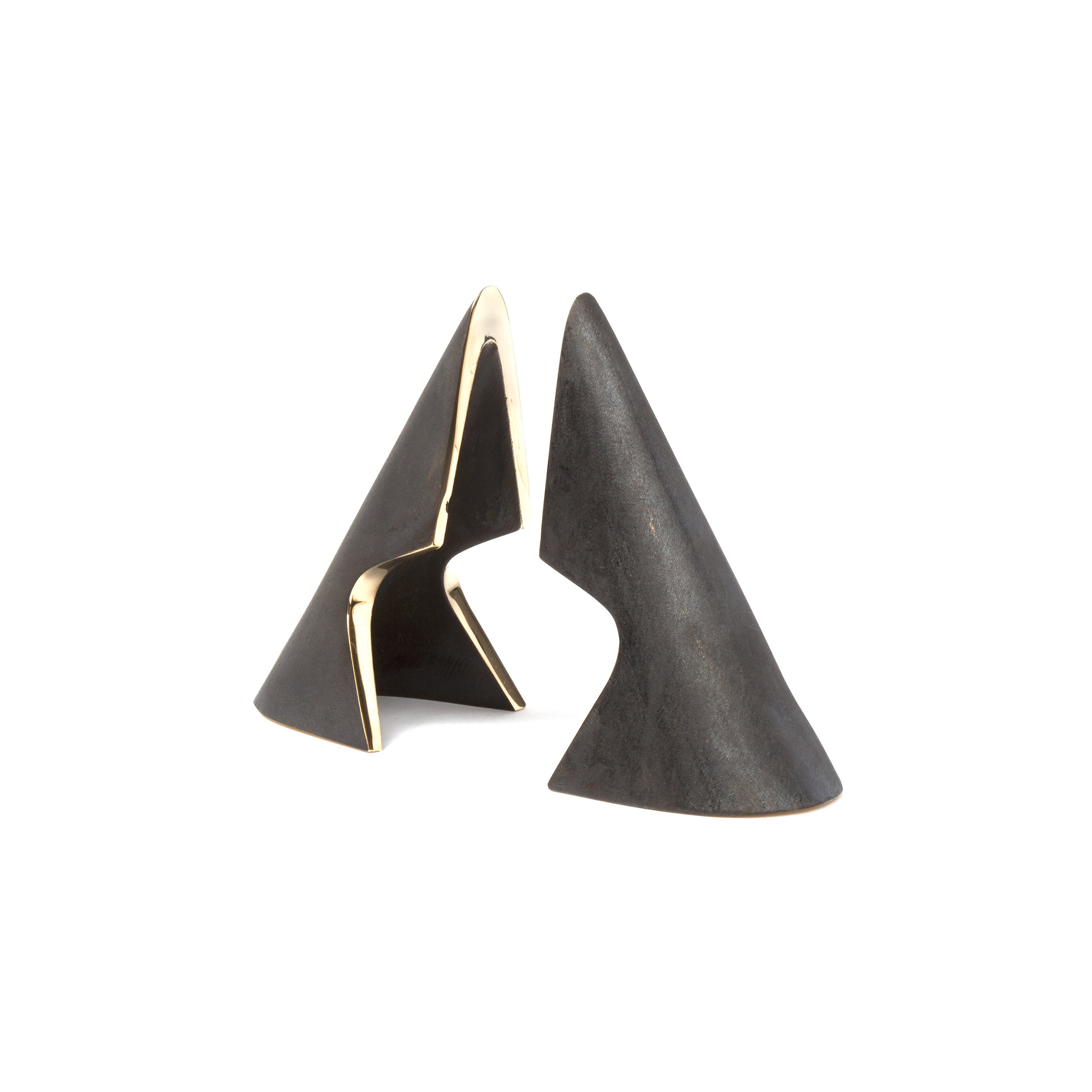 Pair of Bookends #4099 by Werkstätte Carl Auböck feature a modern, abstract design with pointed triangles and a sleek brass finish, reminiscent of Carl Auböck’s style. These minimalist bookends would seamlessly fit into the Triennale di Milanos exhibits.