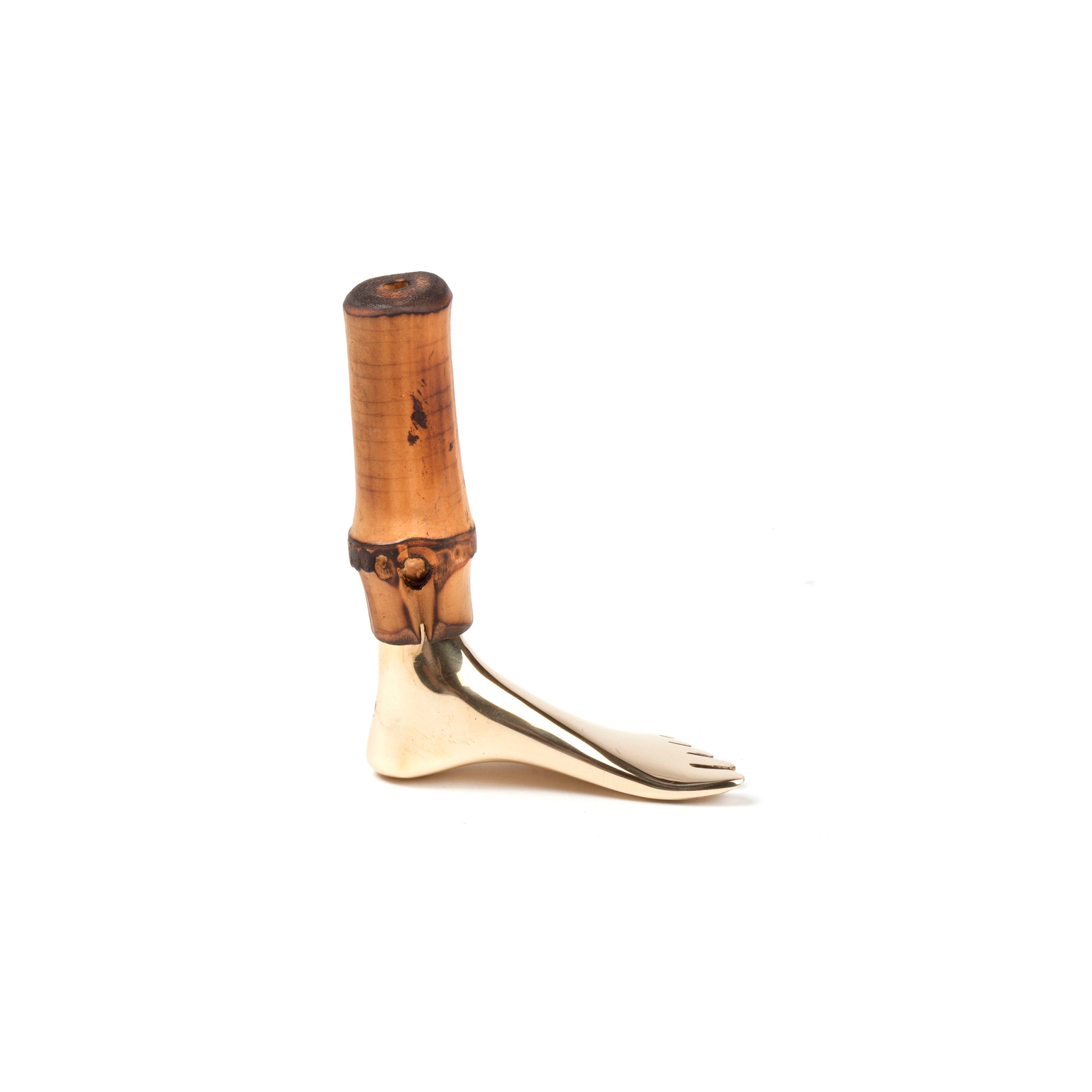 The Corkscrew Foot #4275M by Werkstätte Carl Auböck echoes the Viennese townhouse craftsmanship with its wooden handle and right-angled, serrated metal blade reflective of a miniature hoe, embodying Carl Auböck’s iconic design philosophy.