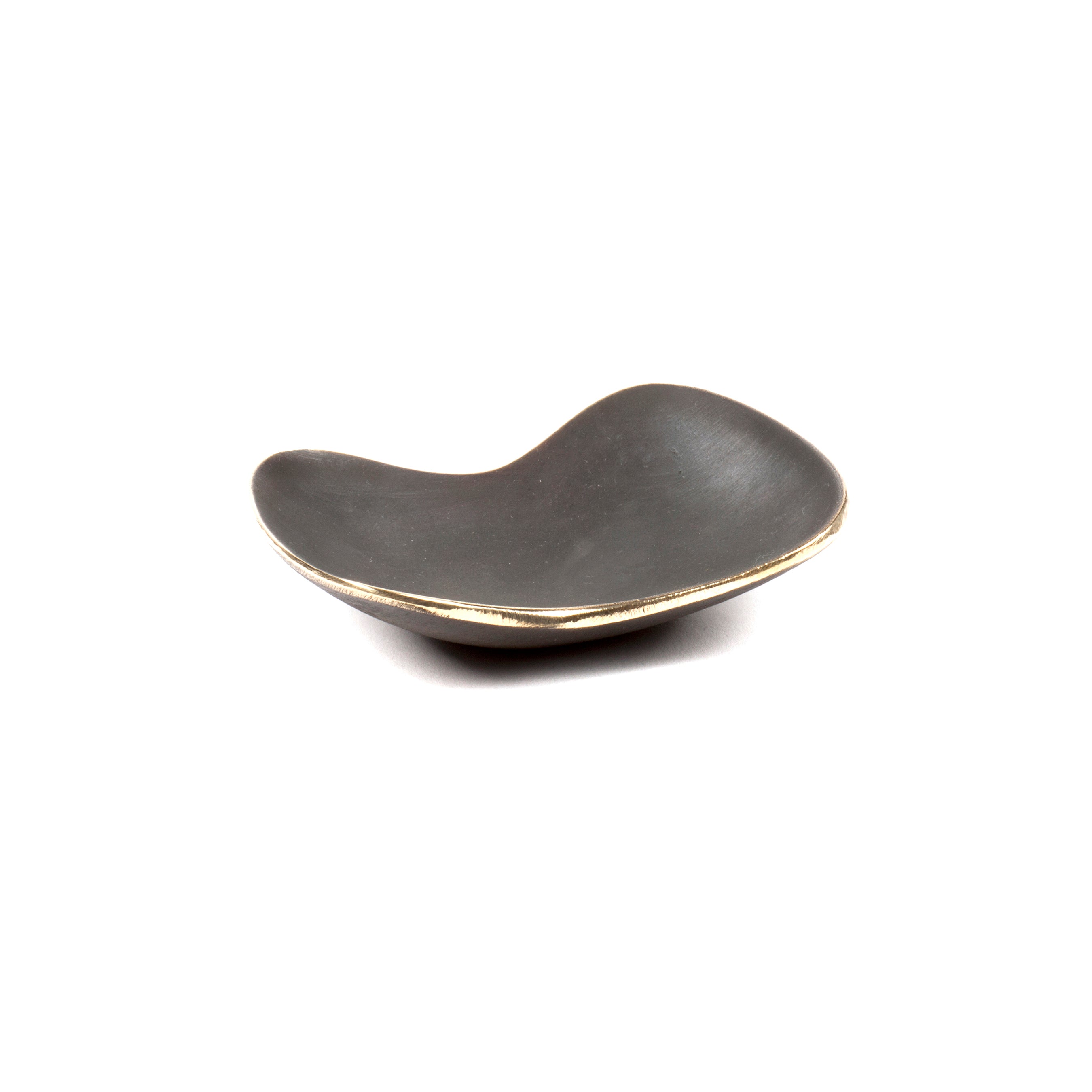 Dish #3979 by Werkstätte Carl Auböck, small and irregularly-shaped, rests on a plain white background. Its smooth matte finish, gentle curve, and subtle dark brown edges evoke the elegance of Wiener Bronzen craftsmanship.