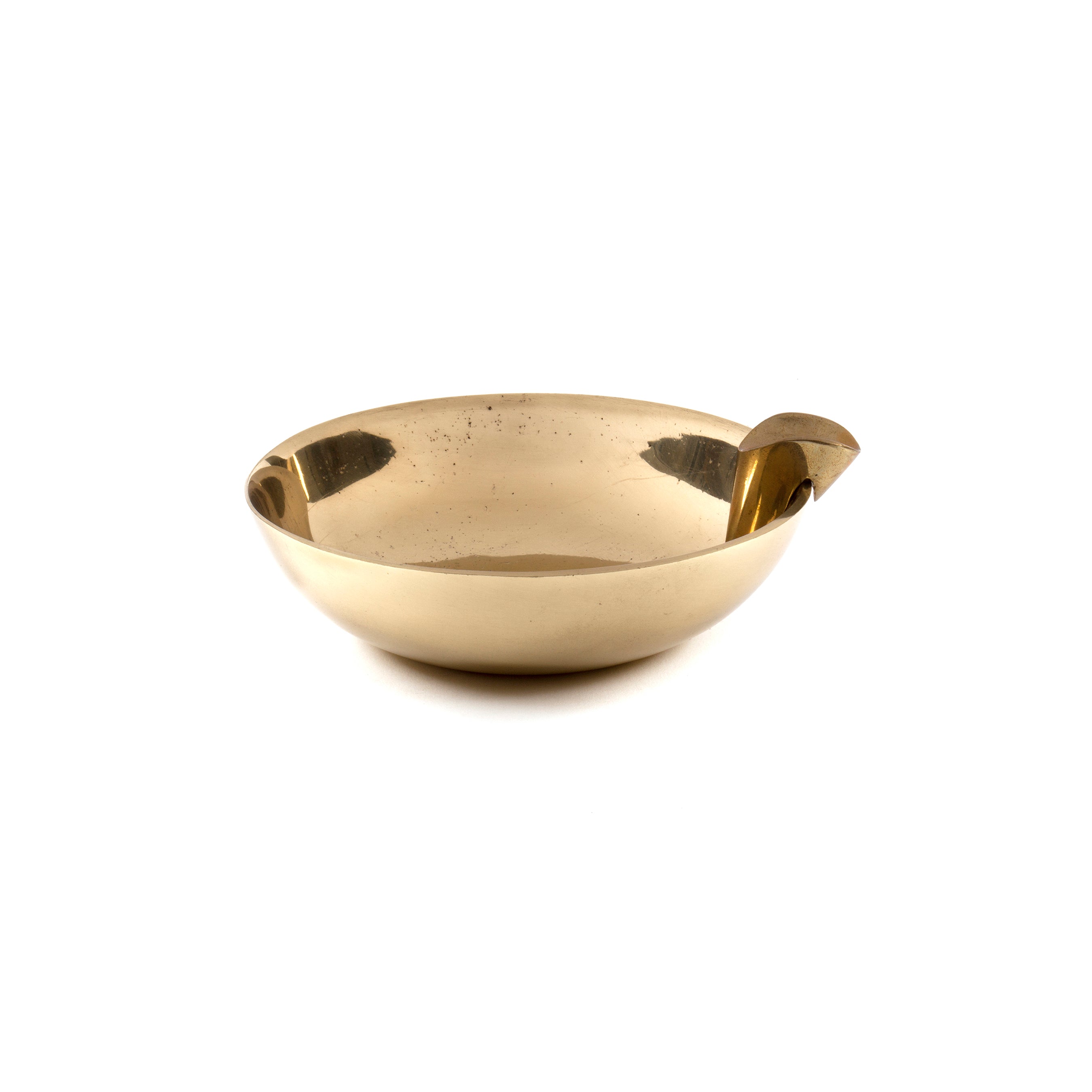 The Ashtray with snuffer #4053 by Werkstätte Carl Auböck features a shiny brass finish, smooth round shape, and two small handles on opposite sides, reminiscent of the workshops craftsmanship. It stands elegantly against a white background.