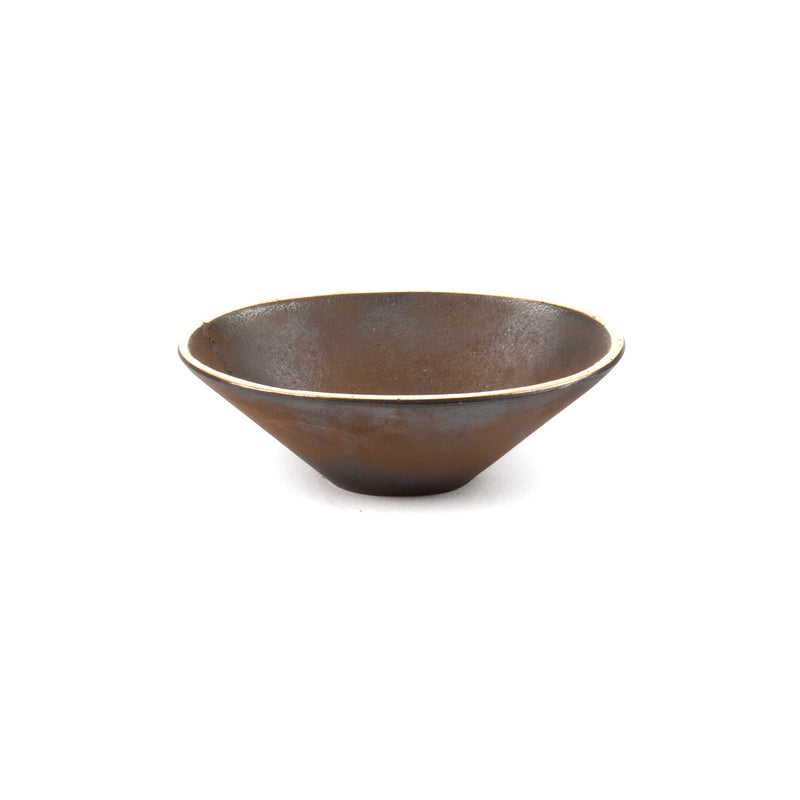 The Dish #4280 by Werkstätte Carl Auböck is a simple brown ceramic bowl featuring a matte finish and Viennese design. Its shallow, wide form with a slightly flared rim echoes the timeless elegance of Carl Auböck against a plain white background.