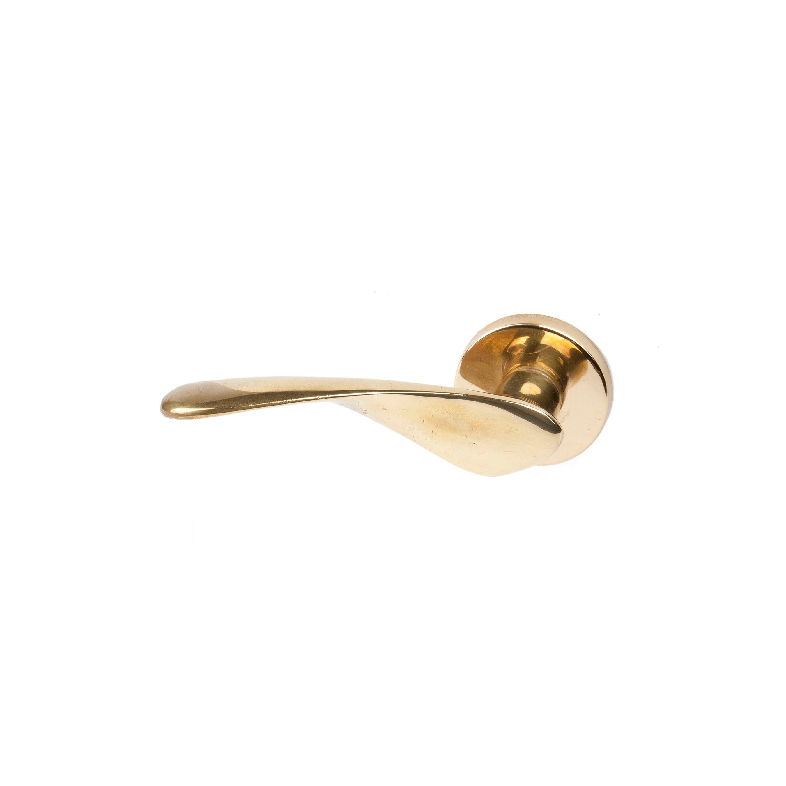 The Door Knob Boat #6090/B6 from Werkstätte Carl Auböck is a sleek gold handle with a modern curved design reminiscent of Viennese craftsmanship, featuring a reflective surface and minimalist style on a white background.