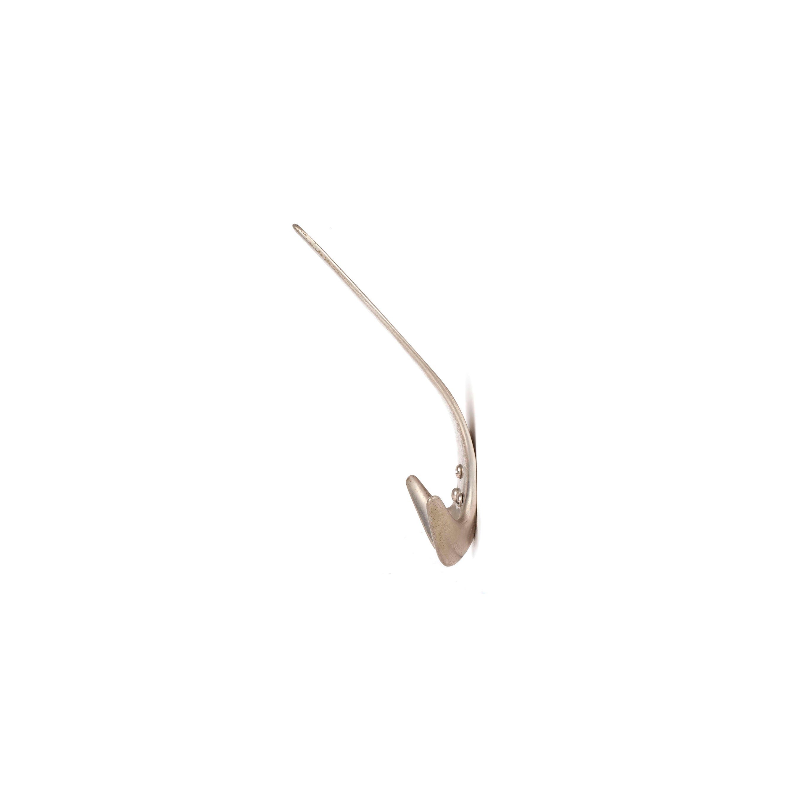 A silver, minimalist earring with a curved design, reminiscent of the Werkstätte Carl Auböcks style, set against a white background.