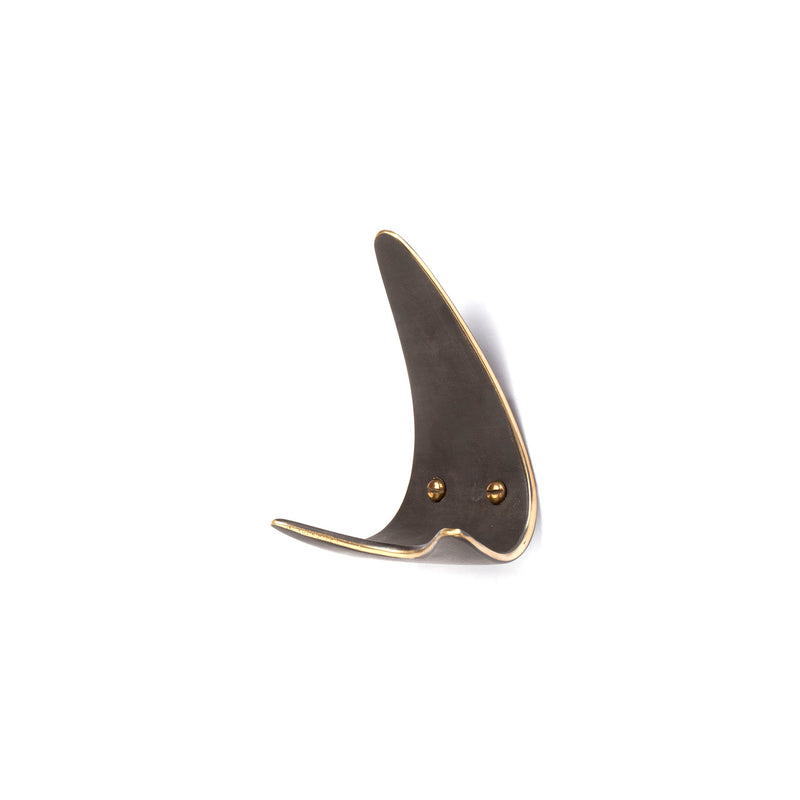 This set of 3 bronze wall hooks (#4086) by Werkstätte Carl Auböck, featuring a sleek whale tail design with two visible screws, embodies the timeless elegance of mid-century masterpieces like those at the Triennale di Milano 1954, adding artistic flair to any space.