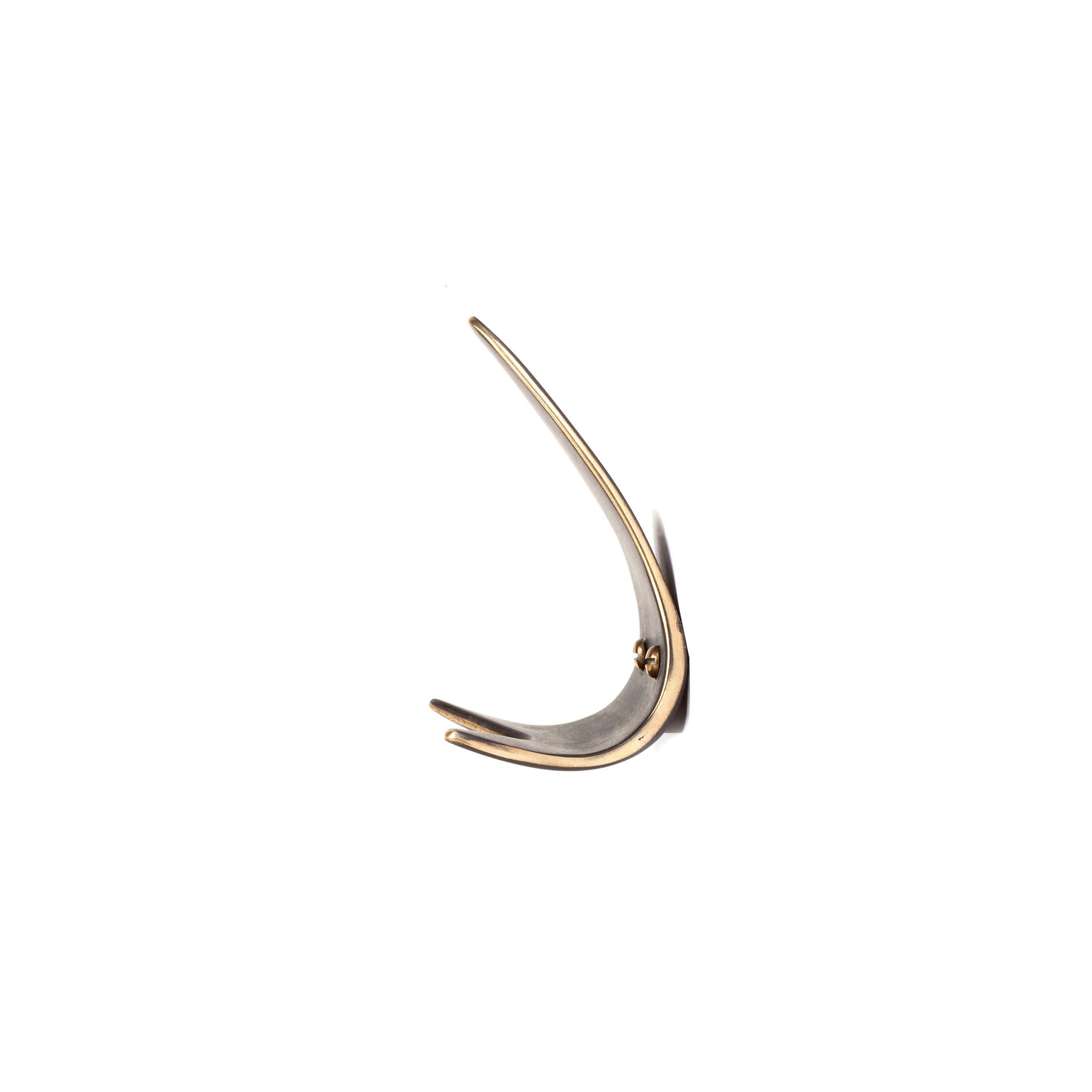 The Set of 3 Hooks #4086 by Werkstätte Carl Auböck combines sleek, minimalist lines with a gold-tone semi-circular design, evoking a modern and artistic aesthetic reminiscent of the Triennale di Milano 1954.