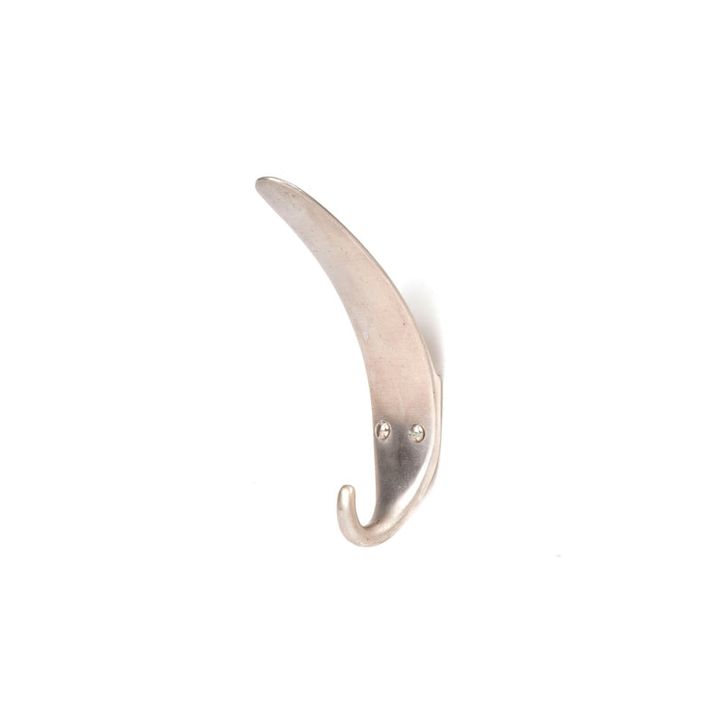 Against a plain white background, the Set of 3 Hooks #4329 by Werkstätte Carl Auböck is displayed. The silver wall hook boasts a sleek, curved design and smooth finish, embodying simplicity and modernity reminiscent of Carl Auböcks Viennese workshop style.