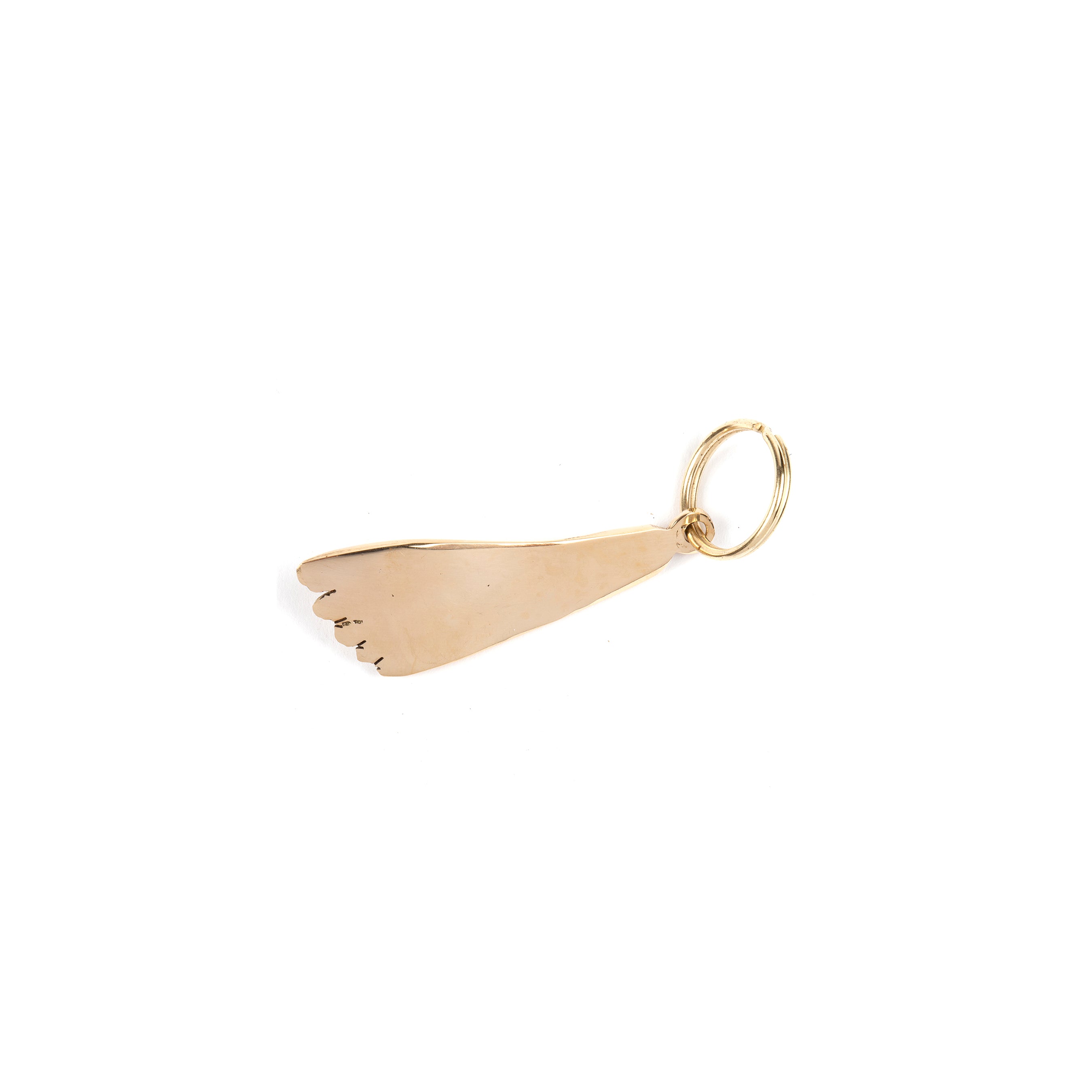 The Keyring Foot #5735 by Werkstätte Carl Auböck showcases an exquisite gold design with a left-sided foot and toes, paired with a circular ring on the right, against a pristine white background.