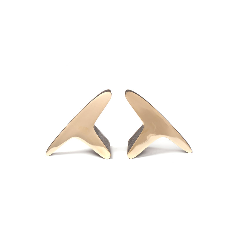 The Werkstätte Carl Auböck Pair of Bookends #3847 are sleek, glossy, gold-toned pieces shaped like bird wings. They evoke the elegance of a Viennese townhouse and the artistry of Wiener Bronzen, beautifully set against a plain white background.