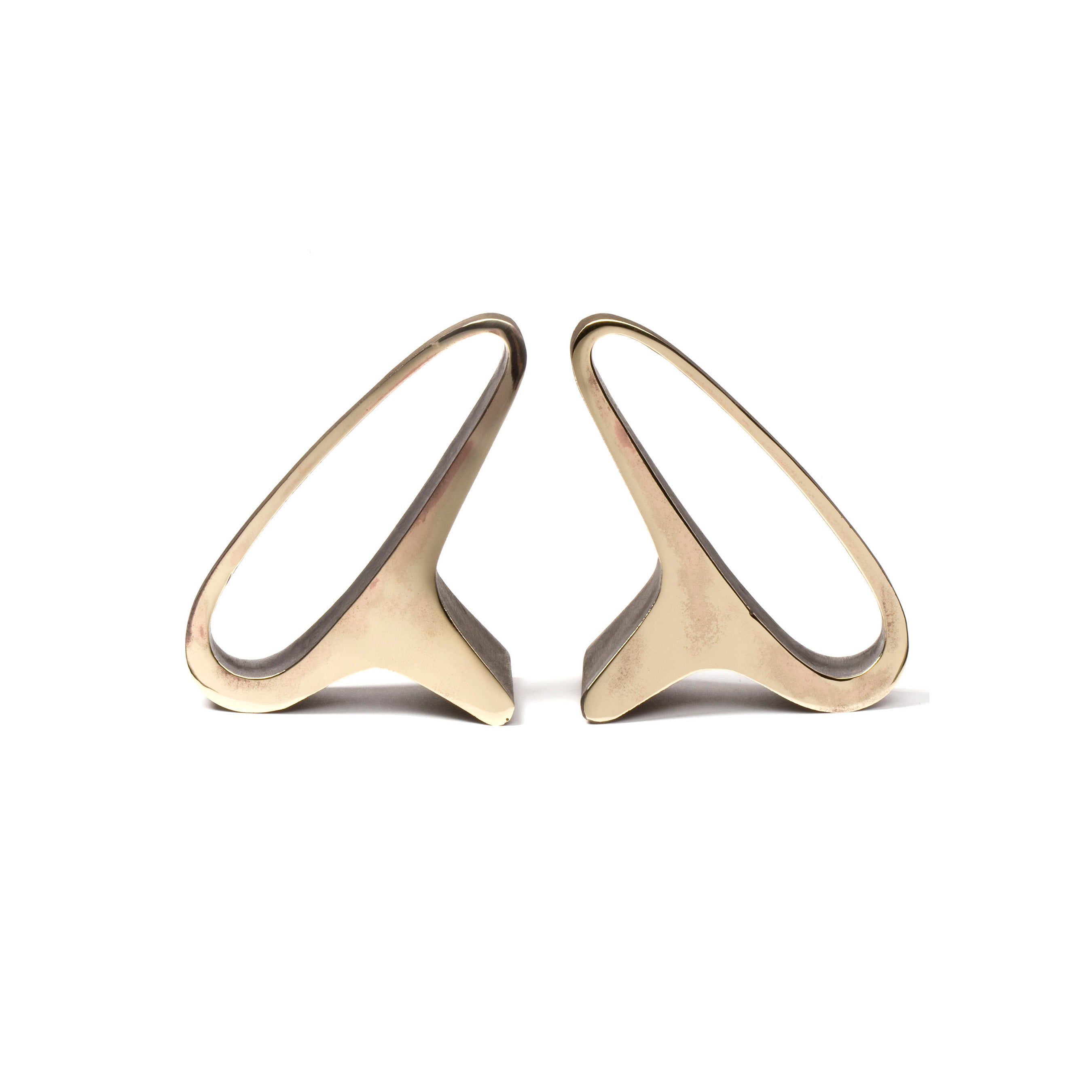 A pair of sleek, gold bookends (#3848) from Werkstätte Carl Auböck features a modern, geometric design with arching triangular shapes, reminiscent of Viennese workshop artistry and echoing the elegance and minimalist style of Carl Auböcks creations.