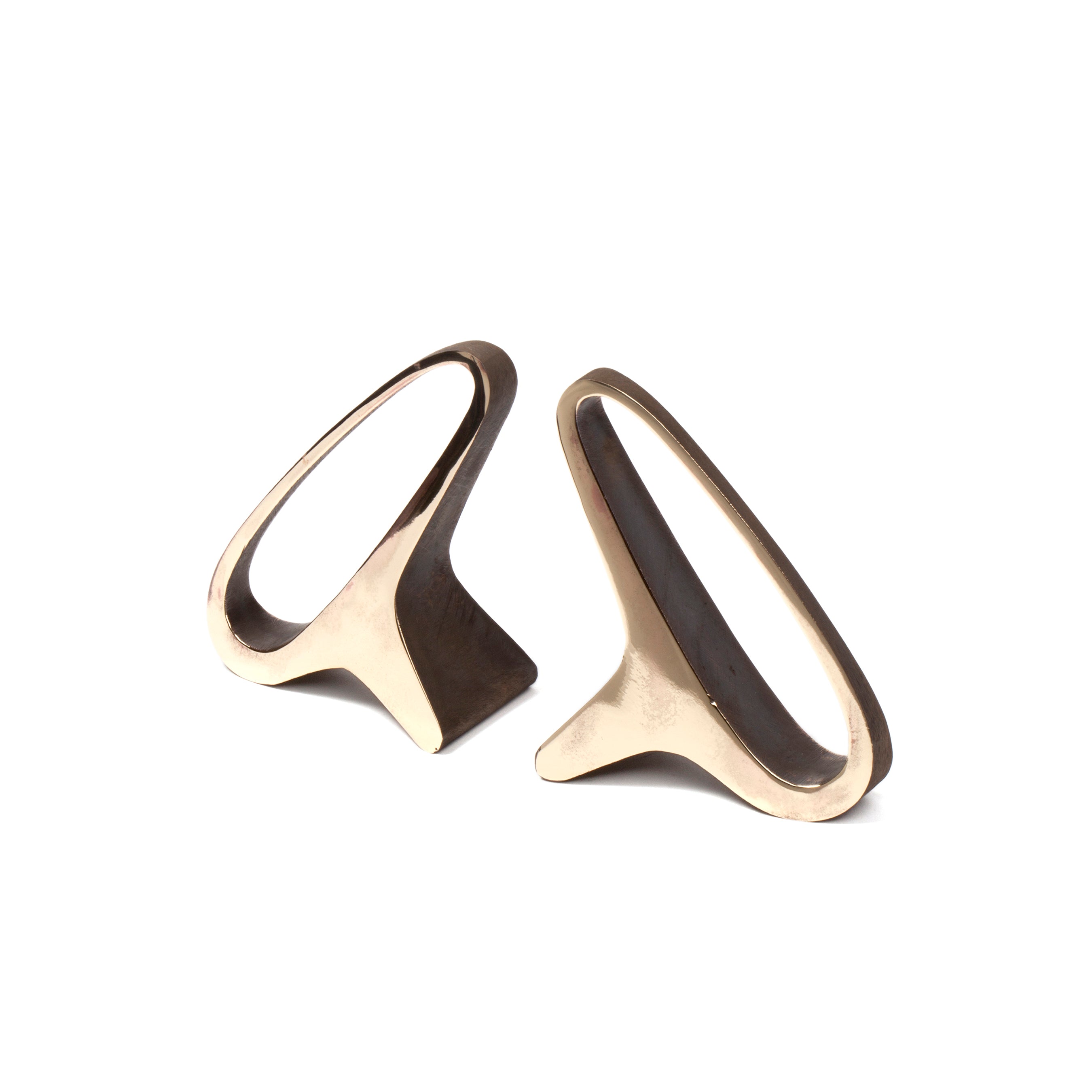 The Werkstätte Carl Auböck Pair of Bookends #3848 features two modern bronze sculptures with elongated, asymmetrical shapes and smooth edges. Their abstract design and open spaces echo Carl Auböcks artistic flair, enhancing their allure.