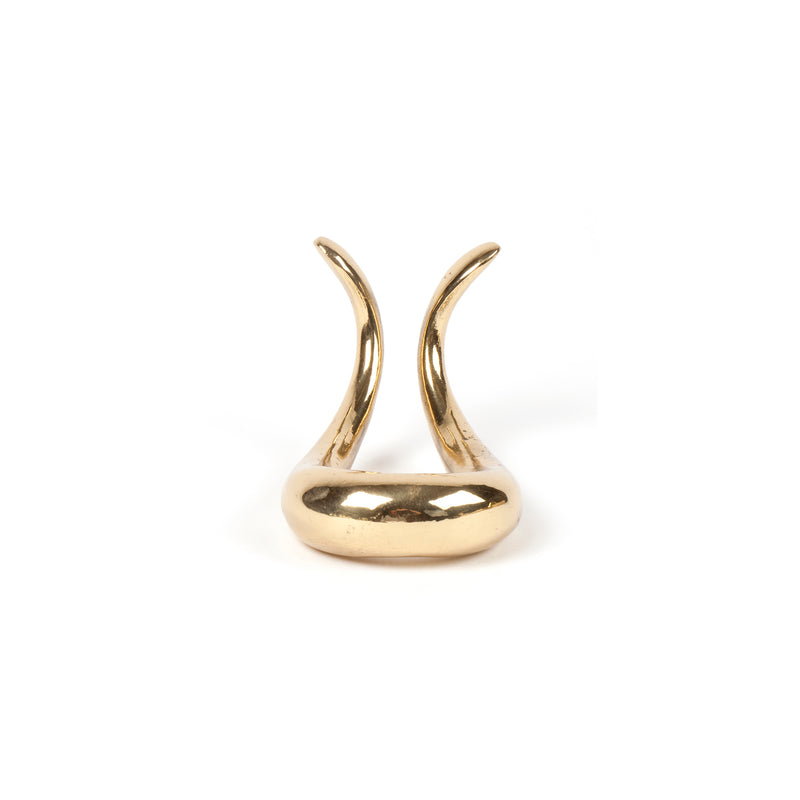 The gold, polished Pipe Stand #3294, designed by Werkstätte Carl Auböck, features both open ends facing upwards. Resembling abstract jewelry on a white background, it exudes the modern elegance and spirit of a Viennese townhouse.