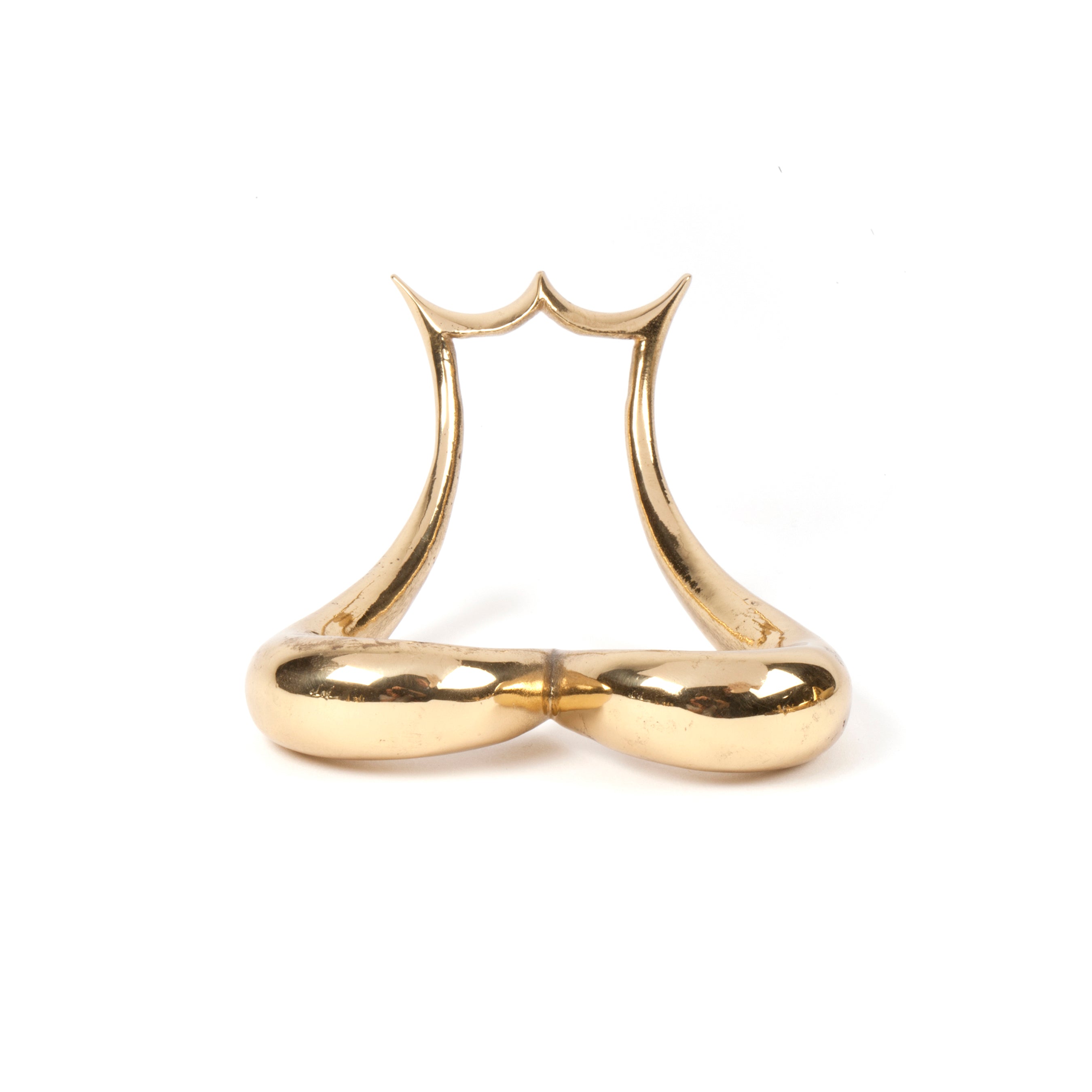 The Pipe Stand #4655 by Werkstätte Carl Auböck is a gold sculpture with two curved shapes joined at the base. These forms create an upward-pointing, symmetrical abstract figure. Its polished surface shimmers in homage to Wiener Bronzen, enhancing its smooth texture.