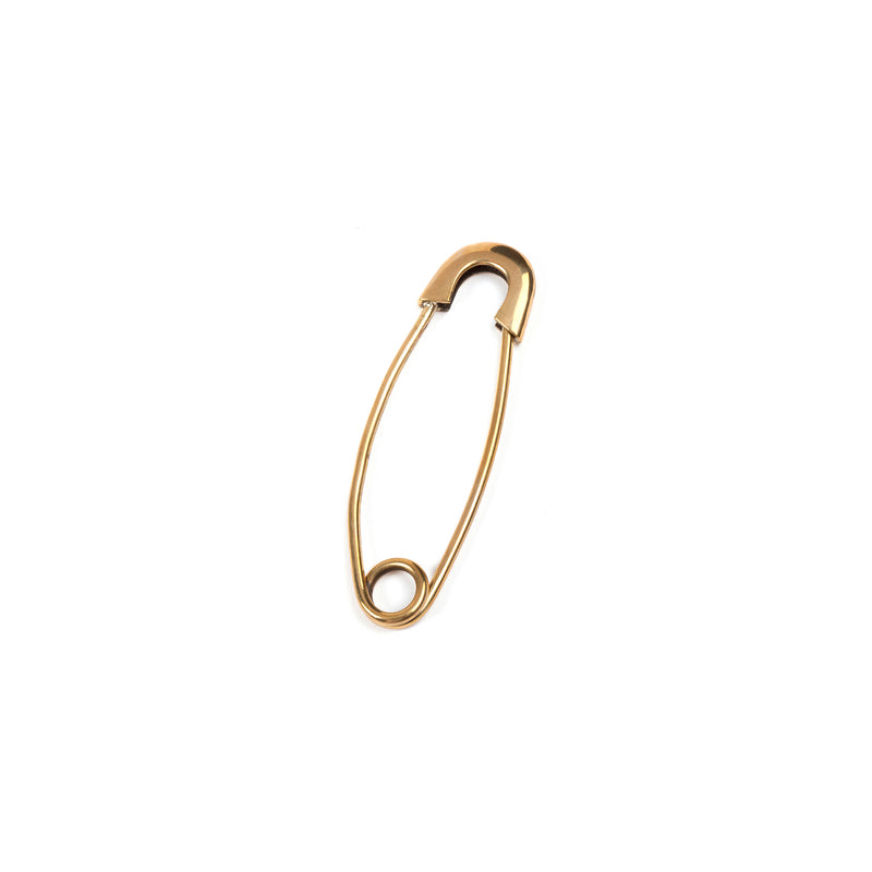 A single closed brass safety pin on a white background captures the timeless craftsmanship of a Viennese workshop, reminiscent of Werkstätte Carl Auböcks Paperweight Safety Pin #4992.