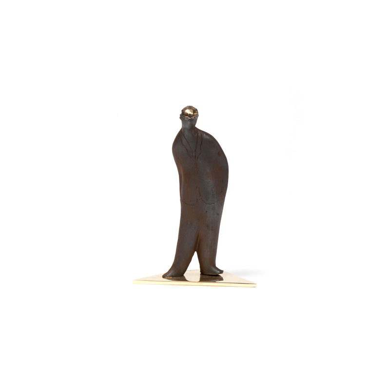 Sculpture #4069 by Werkstätte Carl Auböck features a bronze design on a triangular base. The elongated abstract figure with smooth curves evokes the sophisticated elegance of a Viennese townhouse, with its dark surface and metallic sheen.