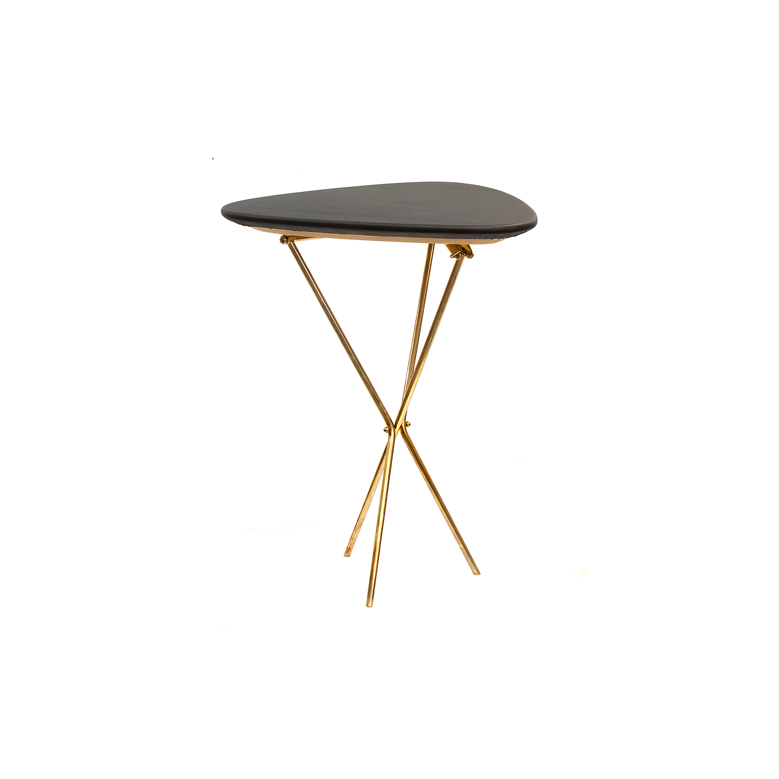 Sidetable #3642 by Werkstätte Carl Auböck features a triangular black top with intersecting sleek gold legs, evoking the elegance of Viennas townhouses, set against a plain white background.