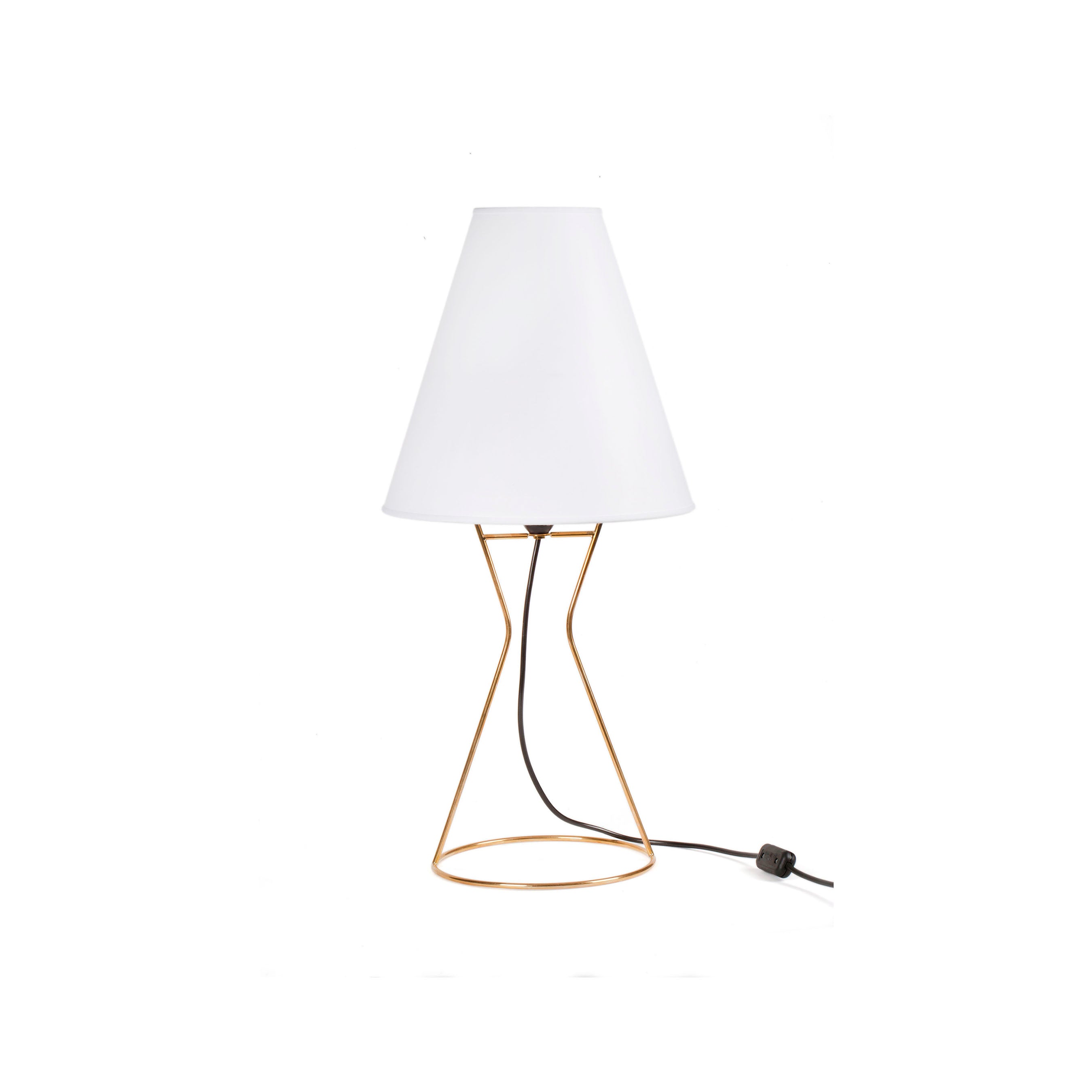 The Table Lamp Vice Versa #4105-2 by Werkstätte Carl Auböck features a white conical lampshade with a minimalist gold wireframe base. A black cord with a switch extends from the base on a plain white background, echoing elegance akin to the Triennale di Milano.