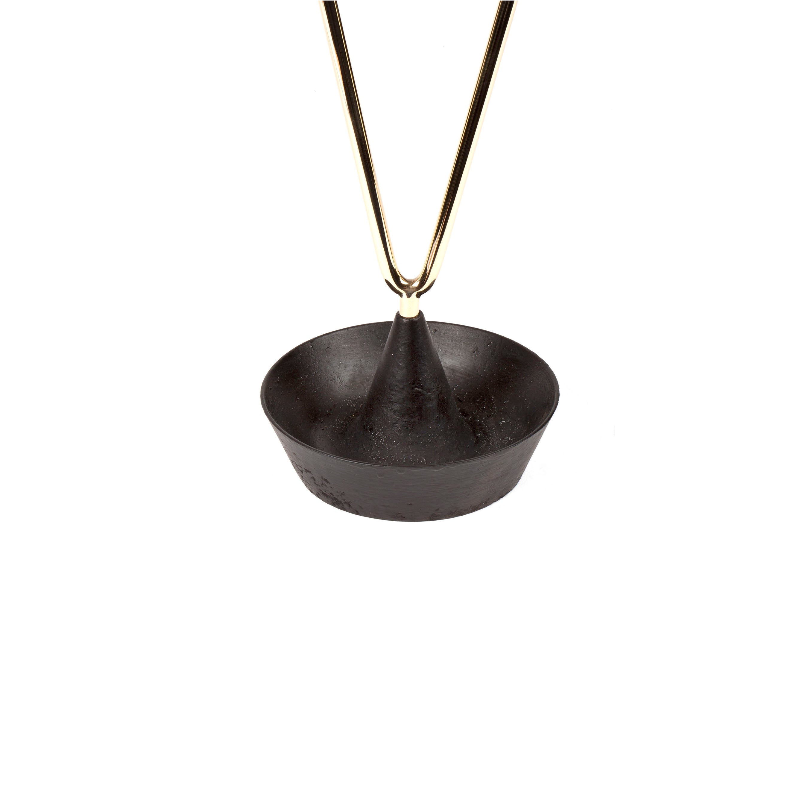 The Umbrella Stand #4293, crafted by Werkstätte Carl Auböck, features a black ceramic bowl with a pointed center on a shiny gold V-shaped stand, exuding a modern minimalistic aesthetic reminiscent of Wiener Bronzen craftsmanship.