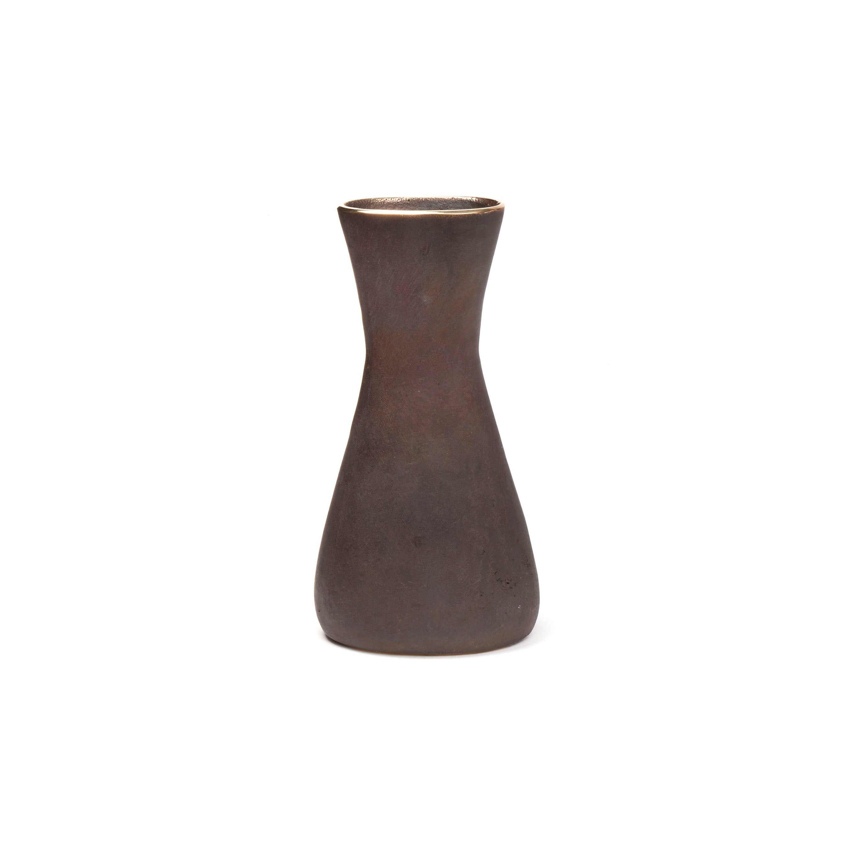The Vase Taille #7231/1 by Werkstätte Carl Auböck is a tall, slender, dark brown ceramic piece with a narrow neck and wide base. Against a plain white backdrop, it channels the classic elegance of designs showcased at the Triennale di Milano.