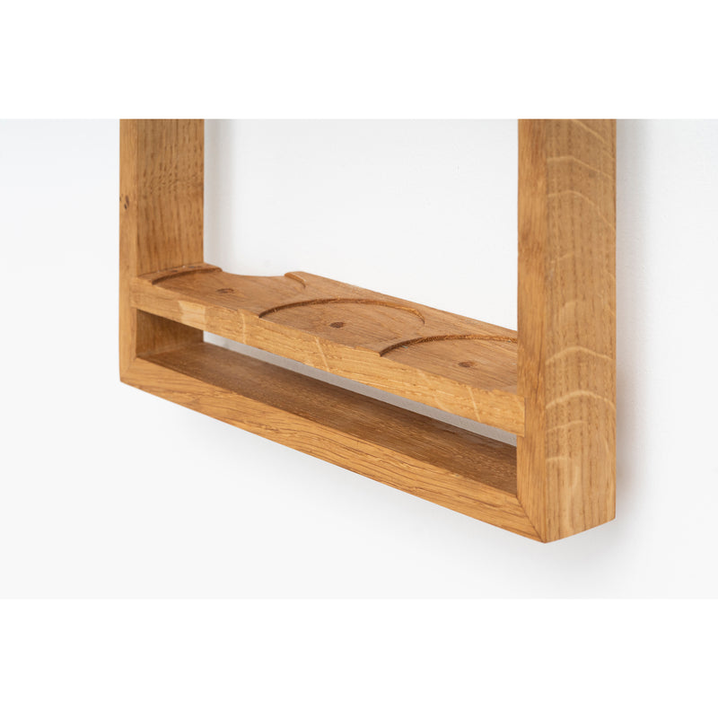 The Spice Rack Bocuse by Das kleine b is a minimalist oak frame with a natural finish and built-in shelf, perfect for mounting on a white wall to combine style and functionality. Ideal for organizing spices or small items.