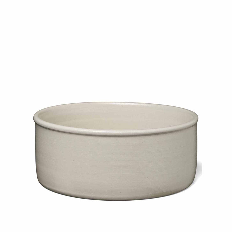 The AC19 SALINA by E15 is a plain, round, modern ceramic bowl. Made from beige stoneware, it features straight sides and a slightly rounded rim. Its smooth finish exudes elegance against a simple white background.