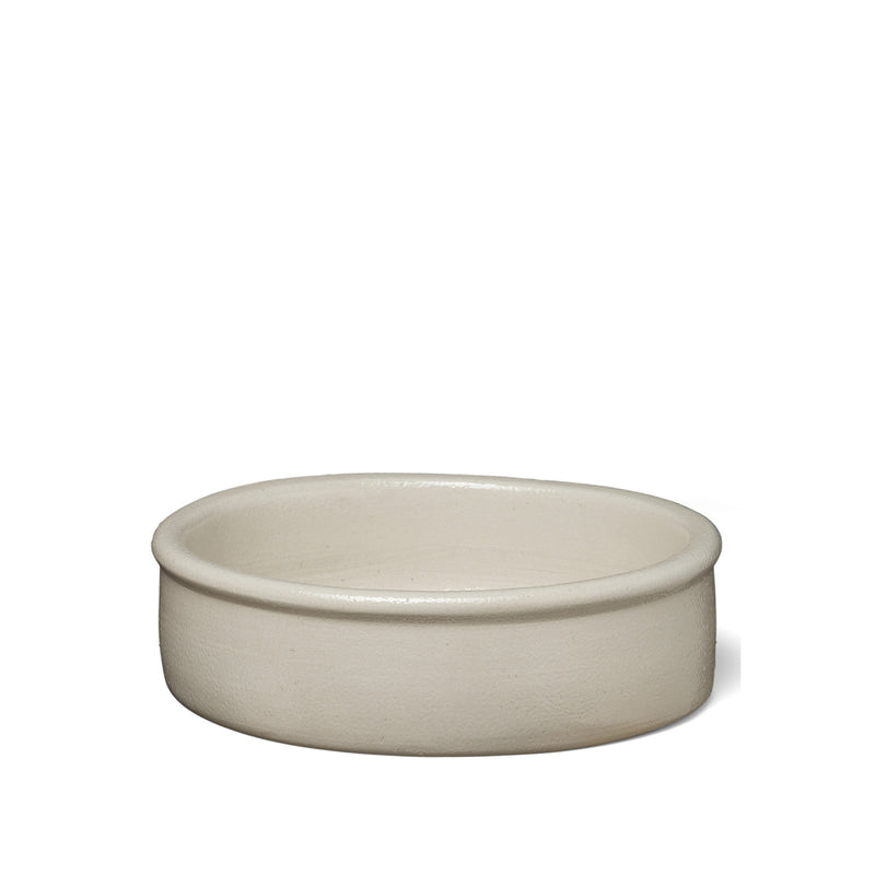 The AC19 SALINA by E15 is a minimalistic, handmade, off-white ceramic bowl with a modern design. Its round shape, smooth finish, wide and shallow form, subtle rim, and plain white background embody elegance.