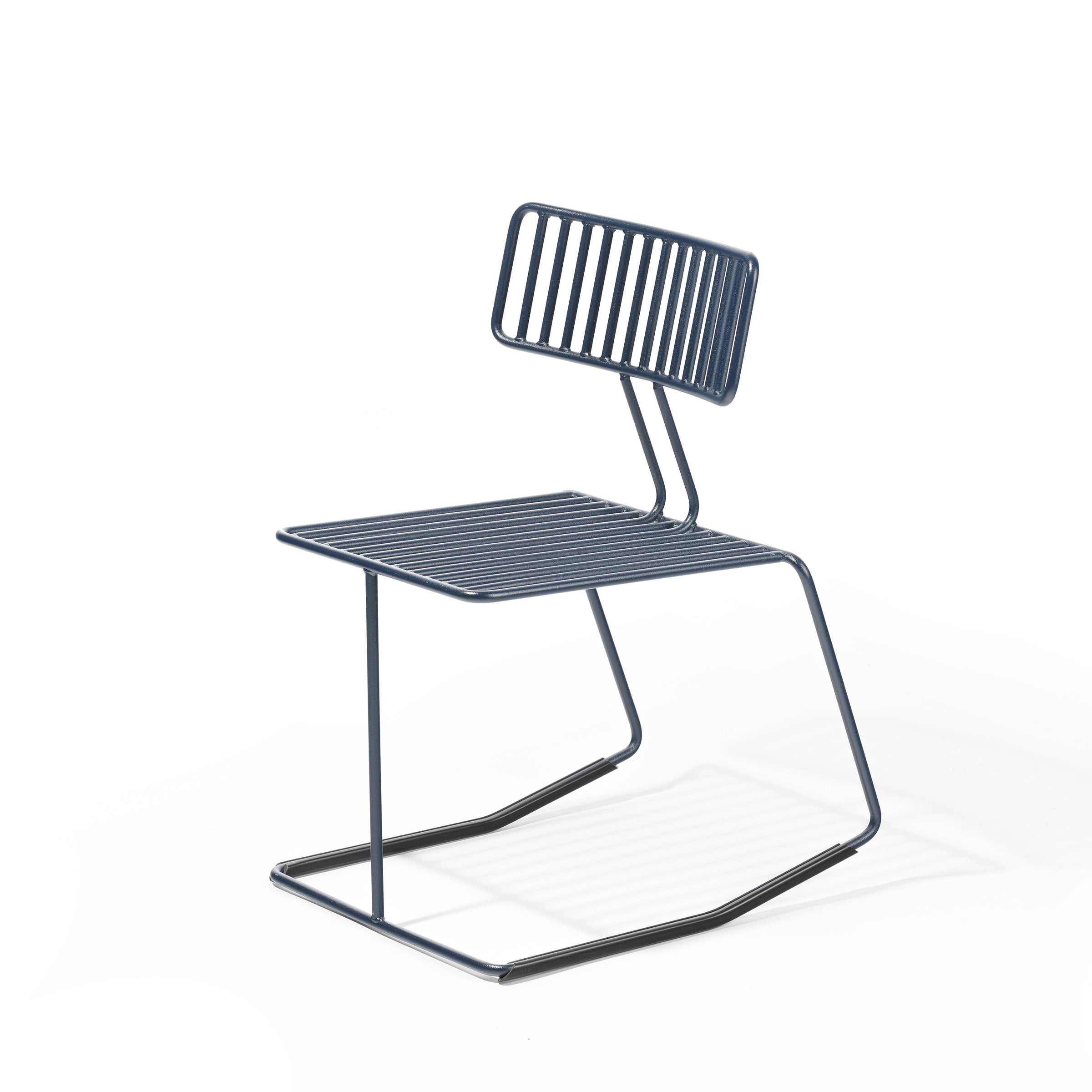 Introducing the Egoe Hope Chair, a minimalist masterpiece with a blue metal frame and horizontal slats for its seat and backrest. Its cantilever design ensures support and an elegant look, ideal for contemporary spaces.