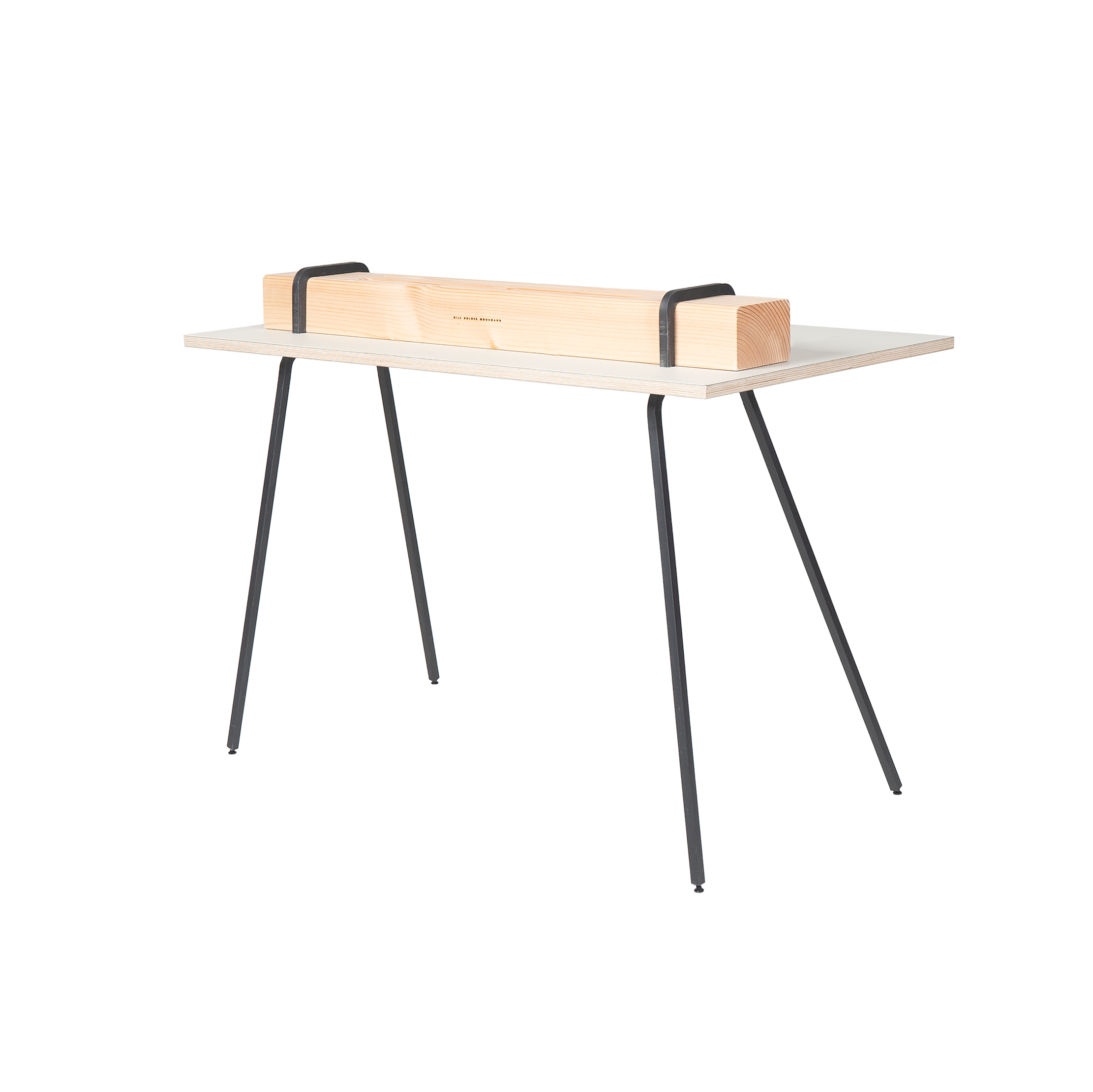 The Kurt desk by Moormann boasts a minimalist design, featuring a light wooden tabletop with slim black metal legs. A central wooden block affixed by black brackets enhances its sleek aesthetic, achieving a blend of simplicity and modern elegance.