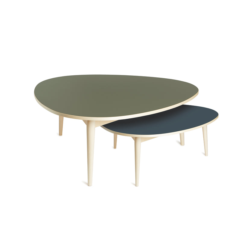 The Drei-Rund Coffee Table by WB Form consists of two nested, asymmetrical tables with slim, light-colored legs. The larger features a green top and kidney shape, while the smaller exhibits a dark blue top, both offering a modern and minimalistic appeal.